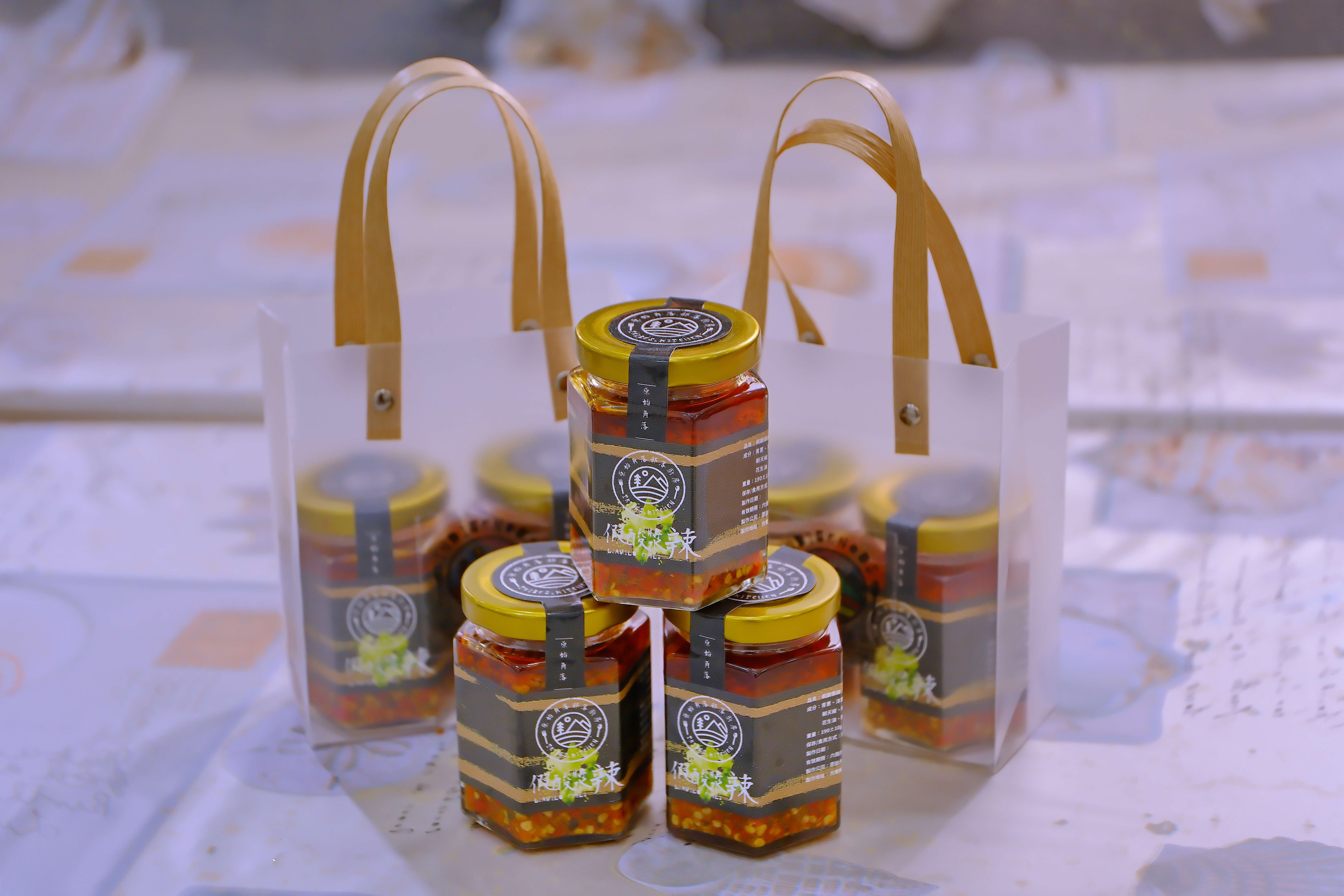 假酸漿葉辣醬禮盒是遊客的最愛，自用送禮兩相宜。