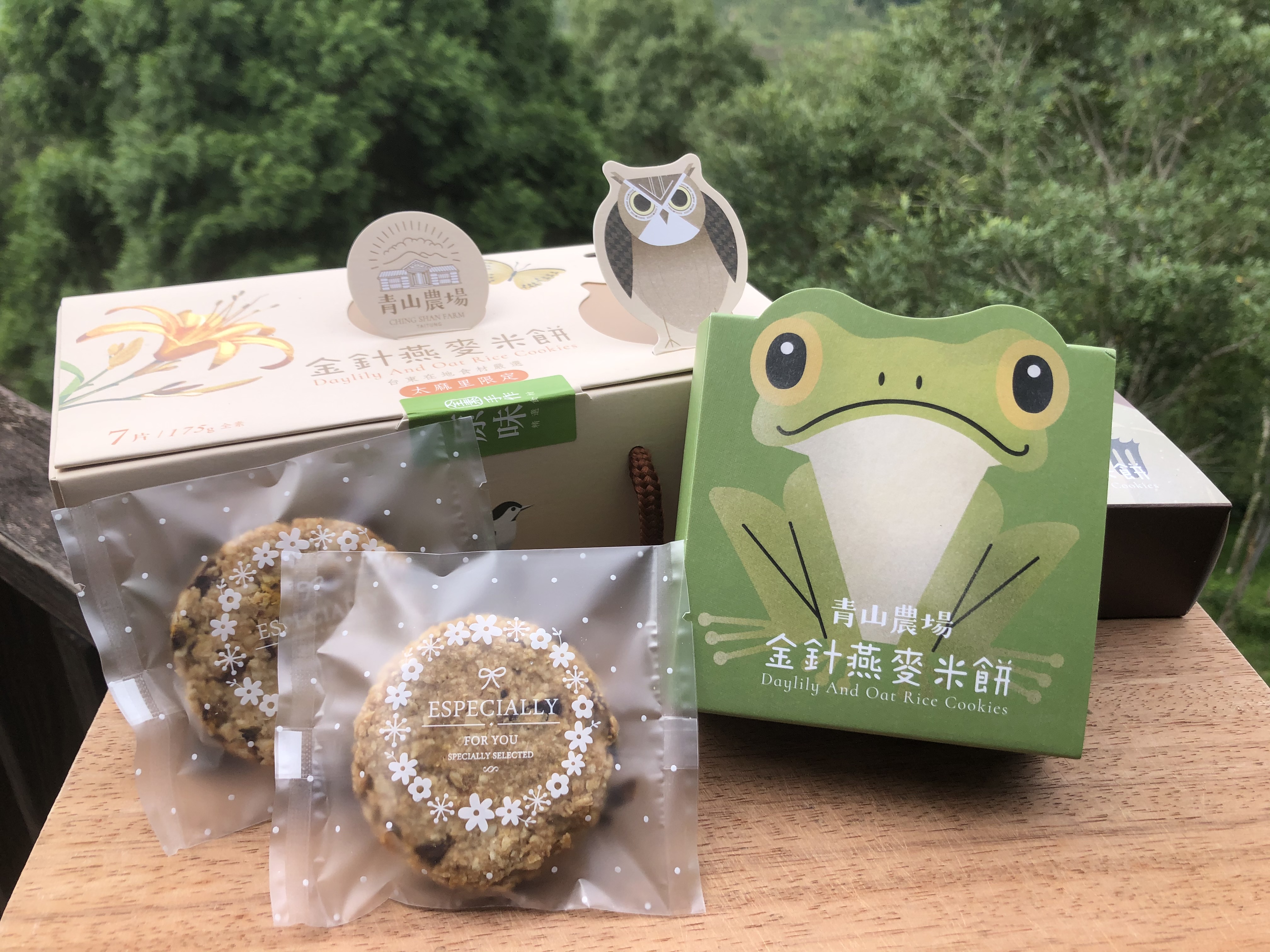 用農場生產的金針製作的燕麥米餅，是近年推出的手工點心。