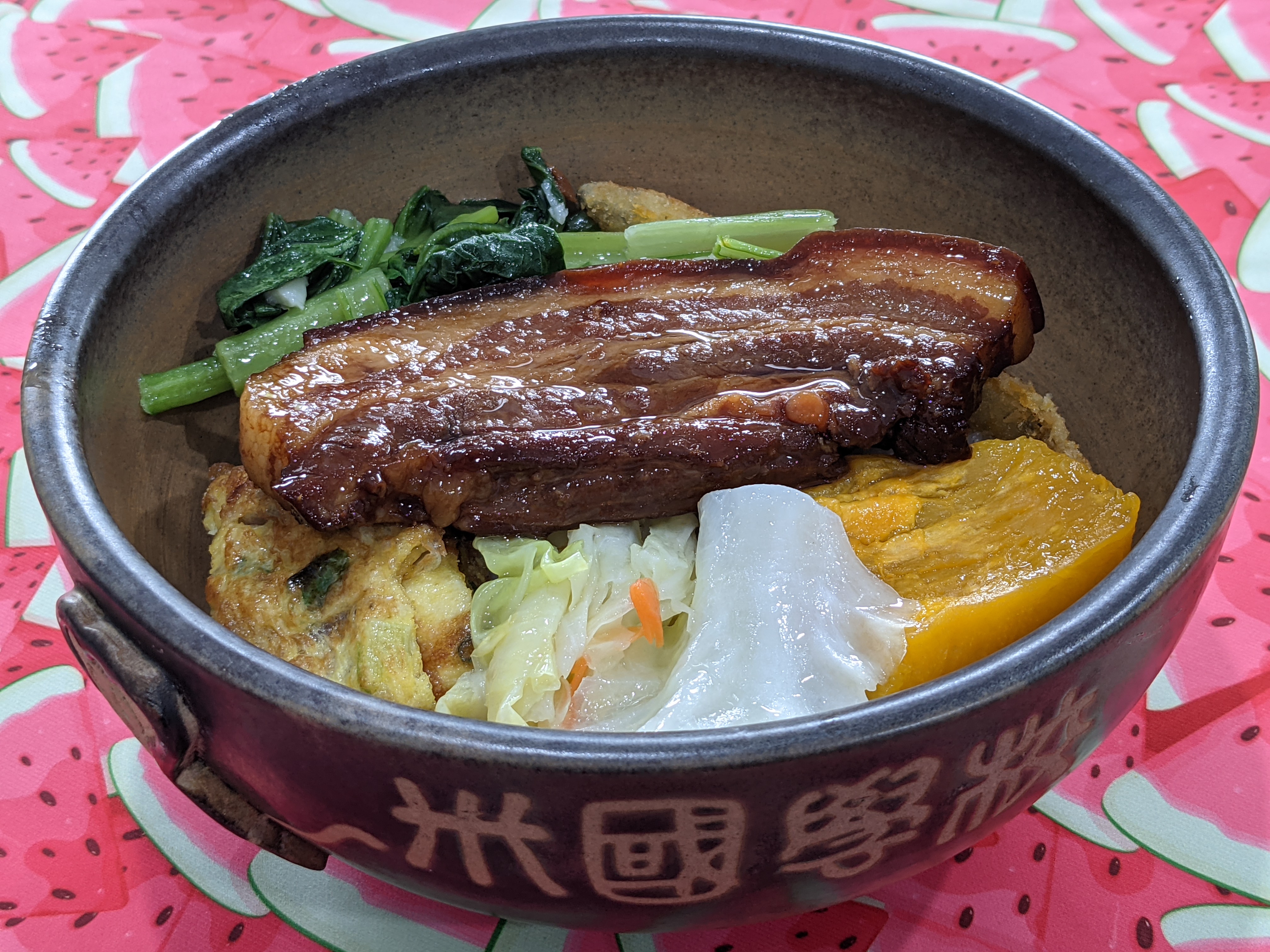 田媽媽餐廳的大碗公飯，食材都是地產地銷，家庭料理風格，讓人垂涎三尺。