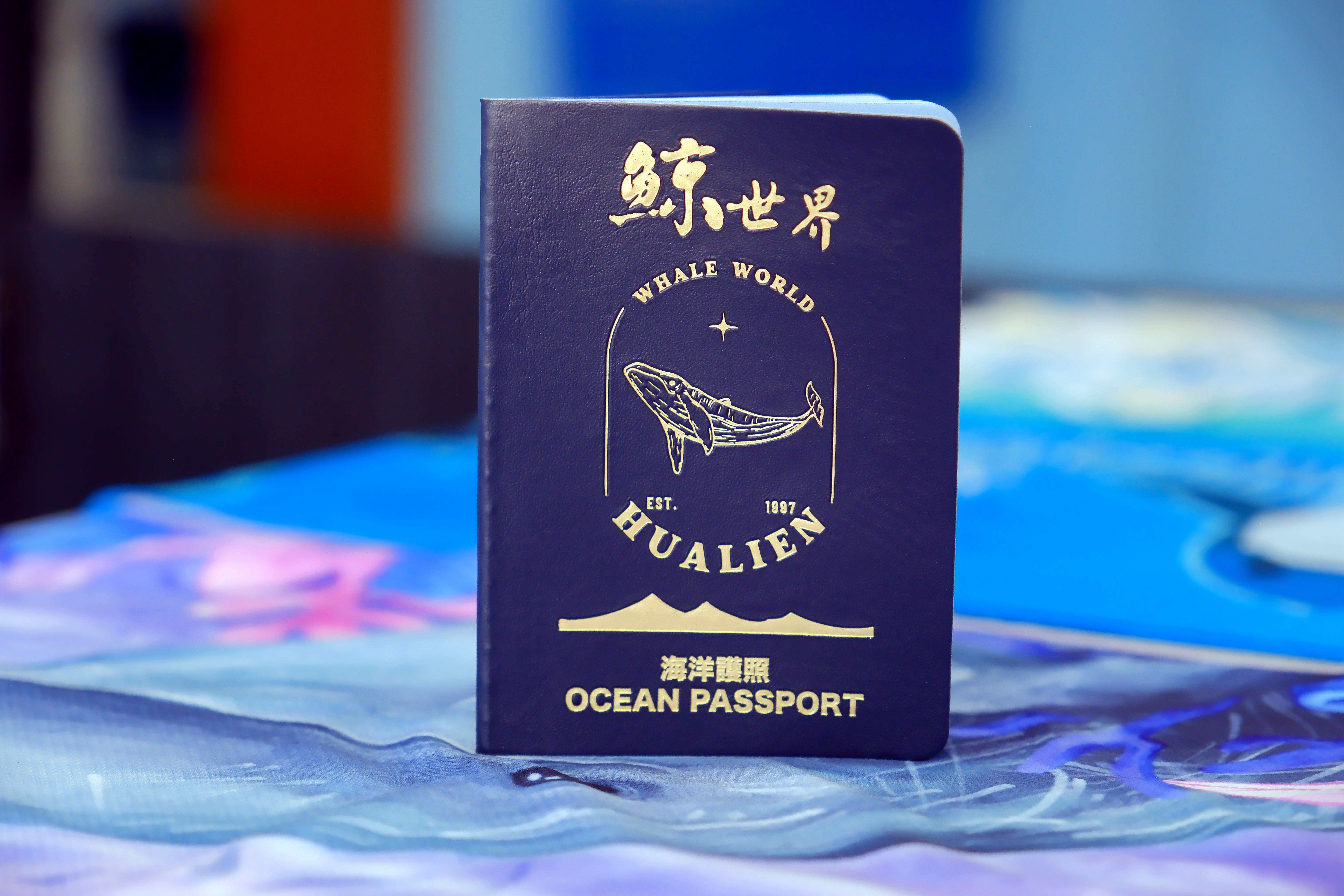 「鯨世界」推出海洋護照，終身賞鯨85折，生日免費，推出至今，已售出數百本。