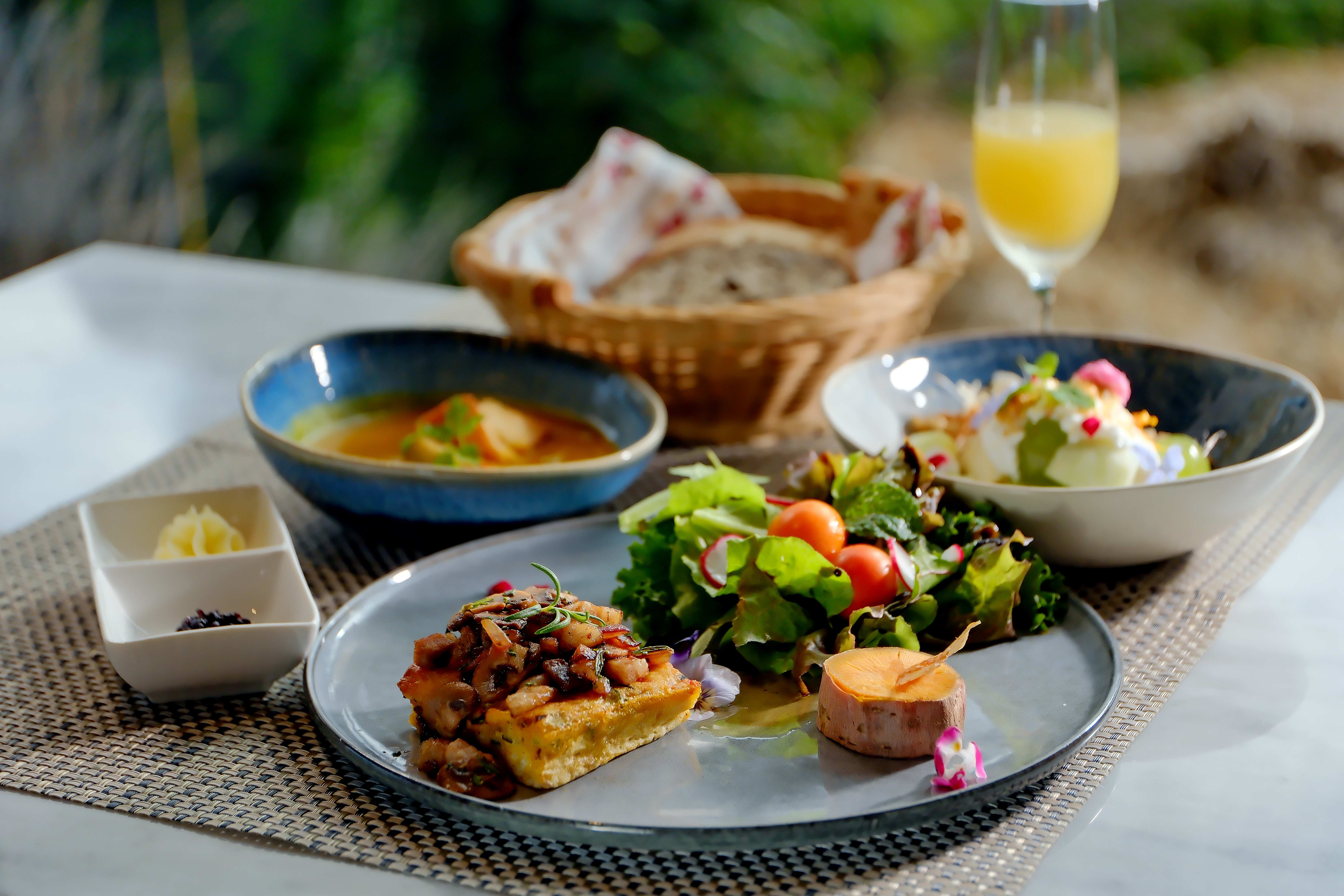 使用自家農場的香草、洛神花、果乾、當季蔬菜製作的早餐，每天都不會重複。