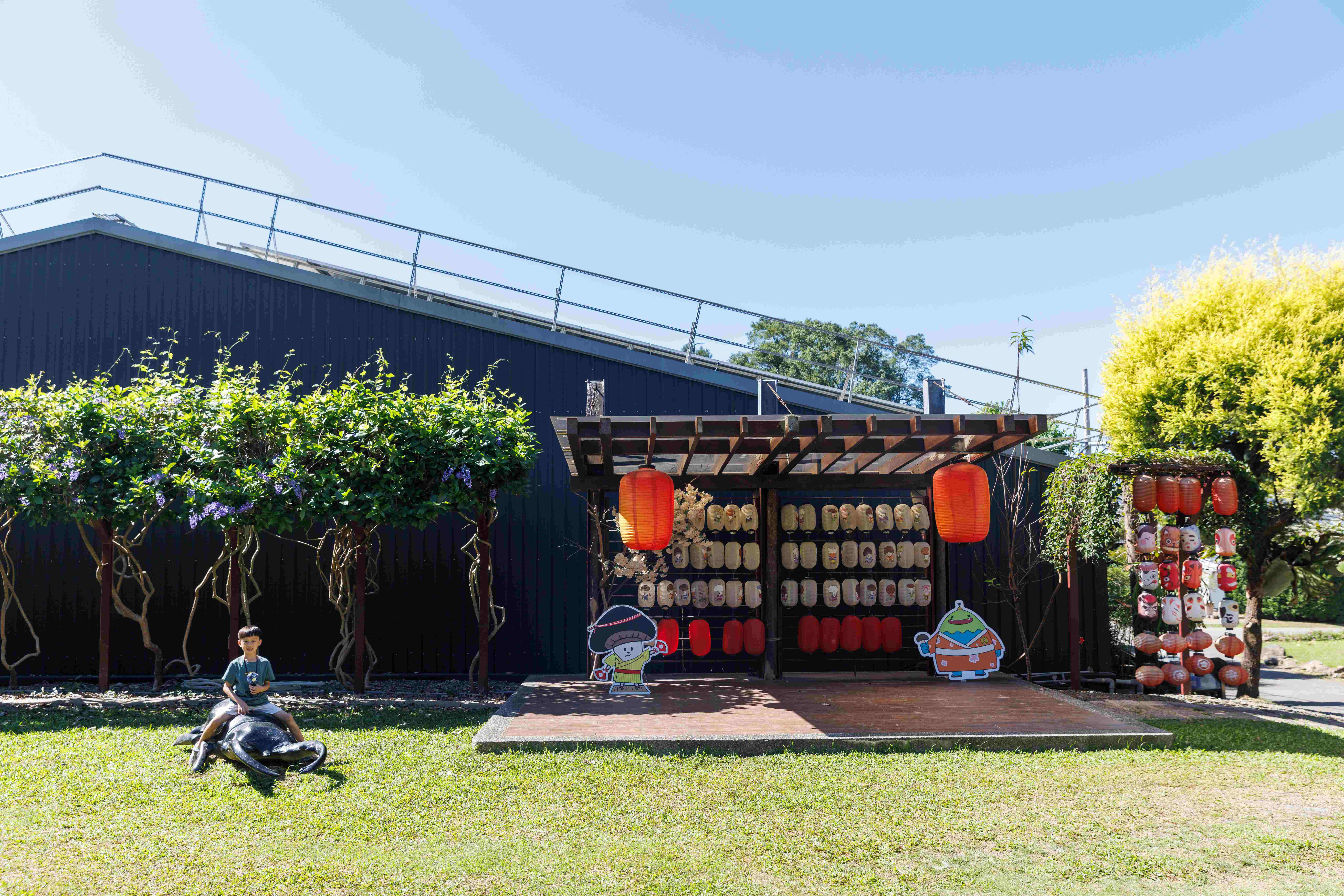 廠區在屋頂裝設太陽能板發電，針對用電資源進行管理，降低碳足跡。