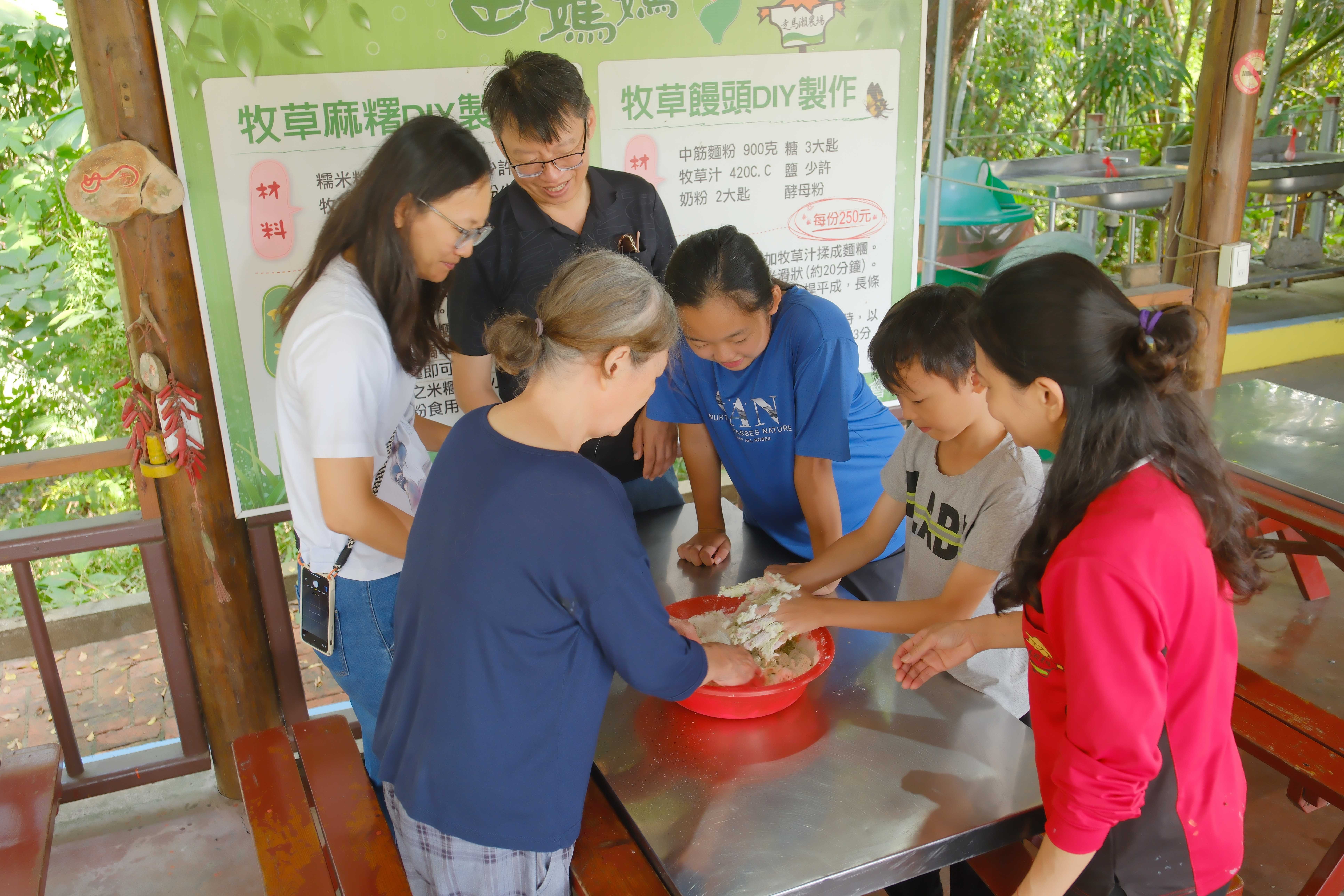 由學員自行創造饅頭造型，鐵盤內放置於發酵箱，待發酵後，以大火蒸 15分鐘，等冷卻後即可將饅頭成品裝袋。