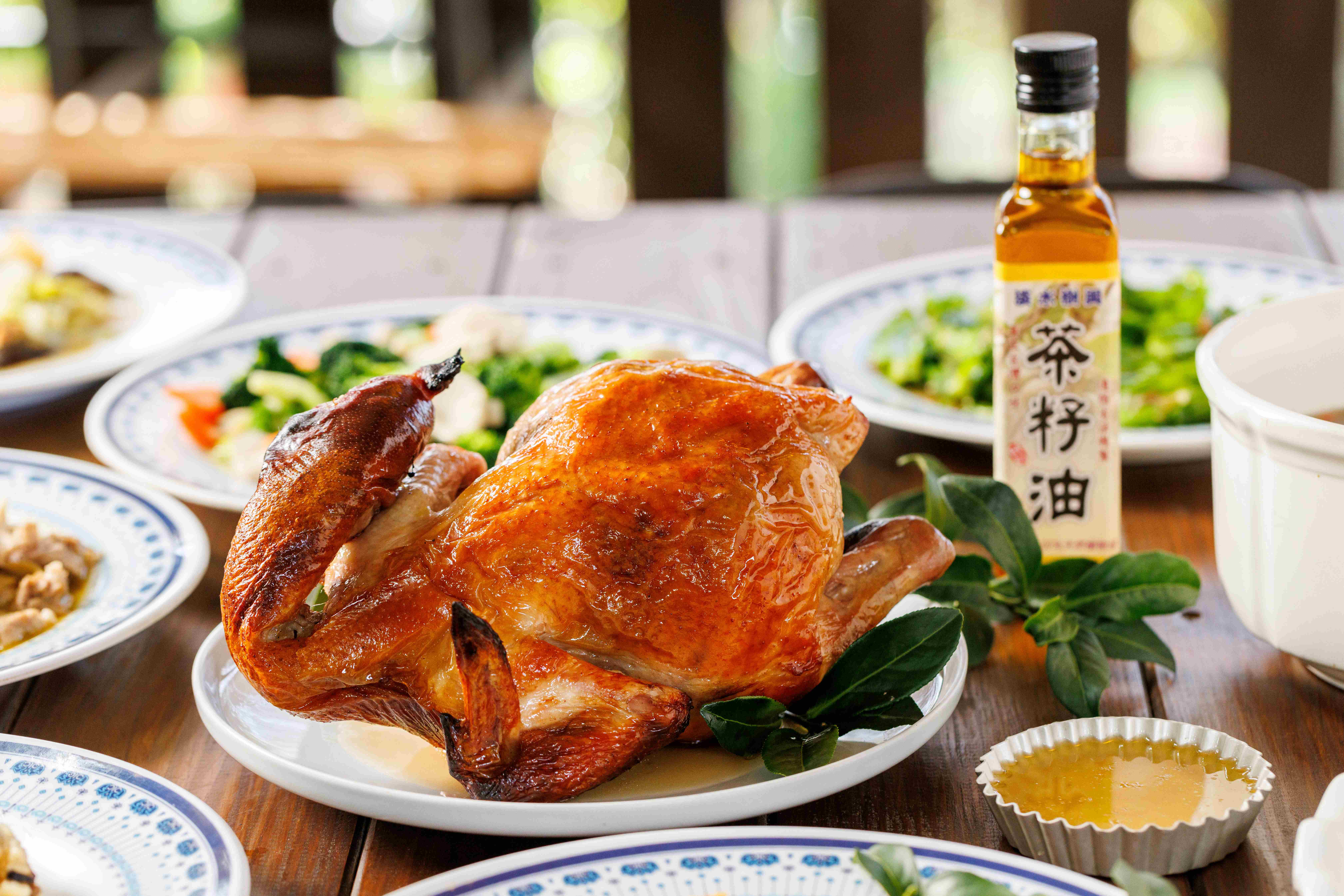 薄脆外皮鎖住肉汁，再沾一點溫潤的茶籽油，甕仔雞的香氣更柔、更厚。