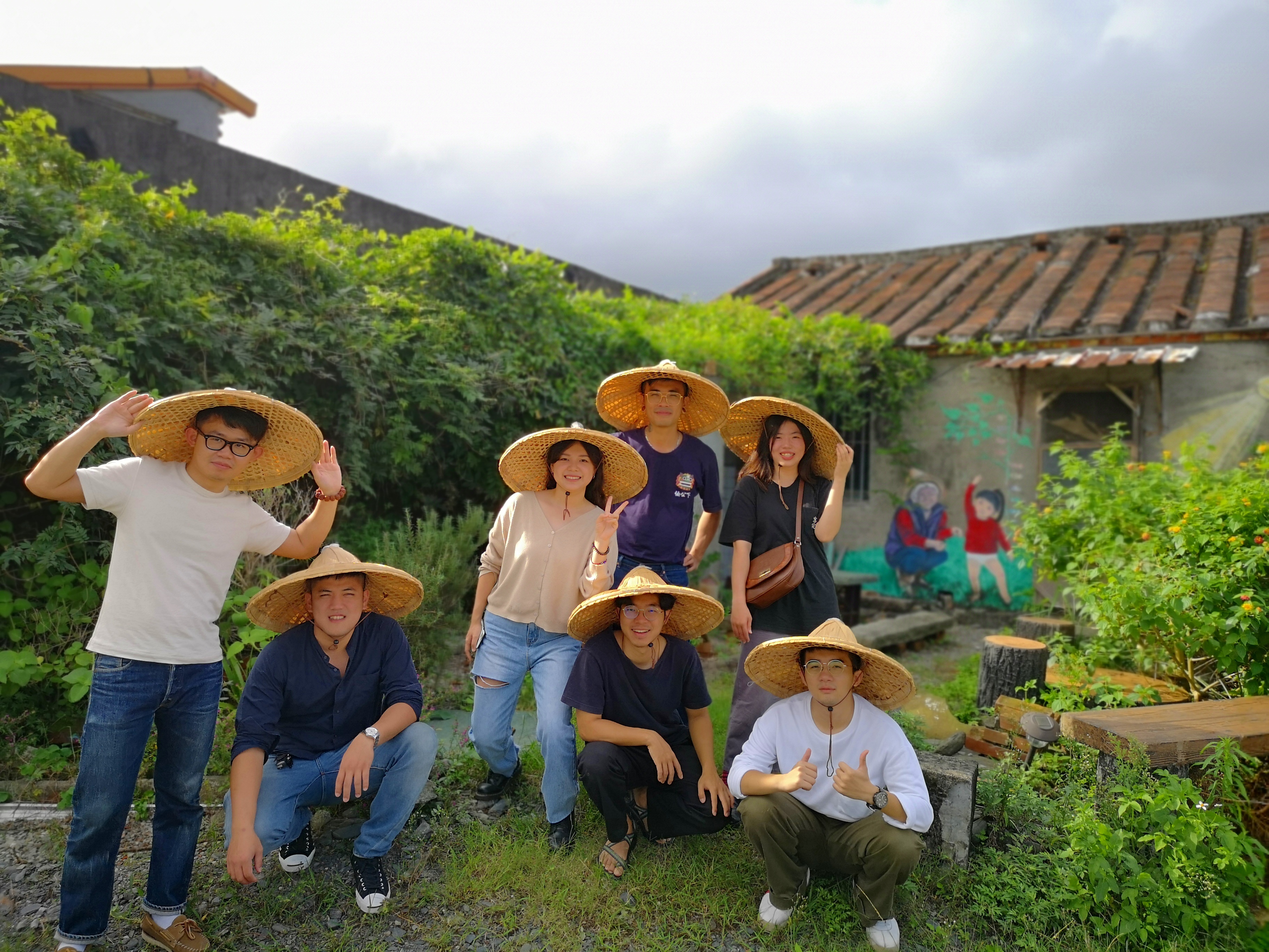 聽完萱儀精彩的農村小旅行後，一定會在藝站前開心合影。