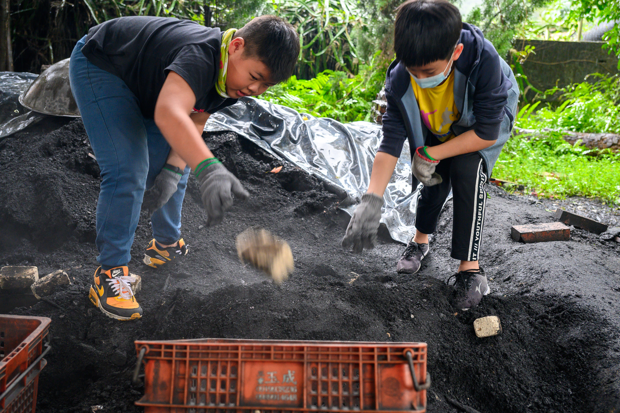 地瓜控窯是來「汪汪地瓜園」的招牌活動。