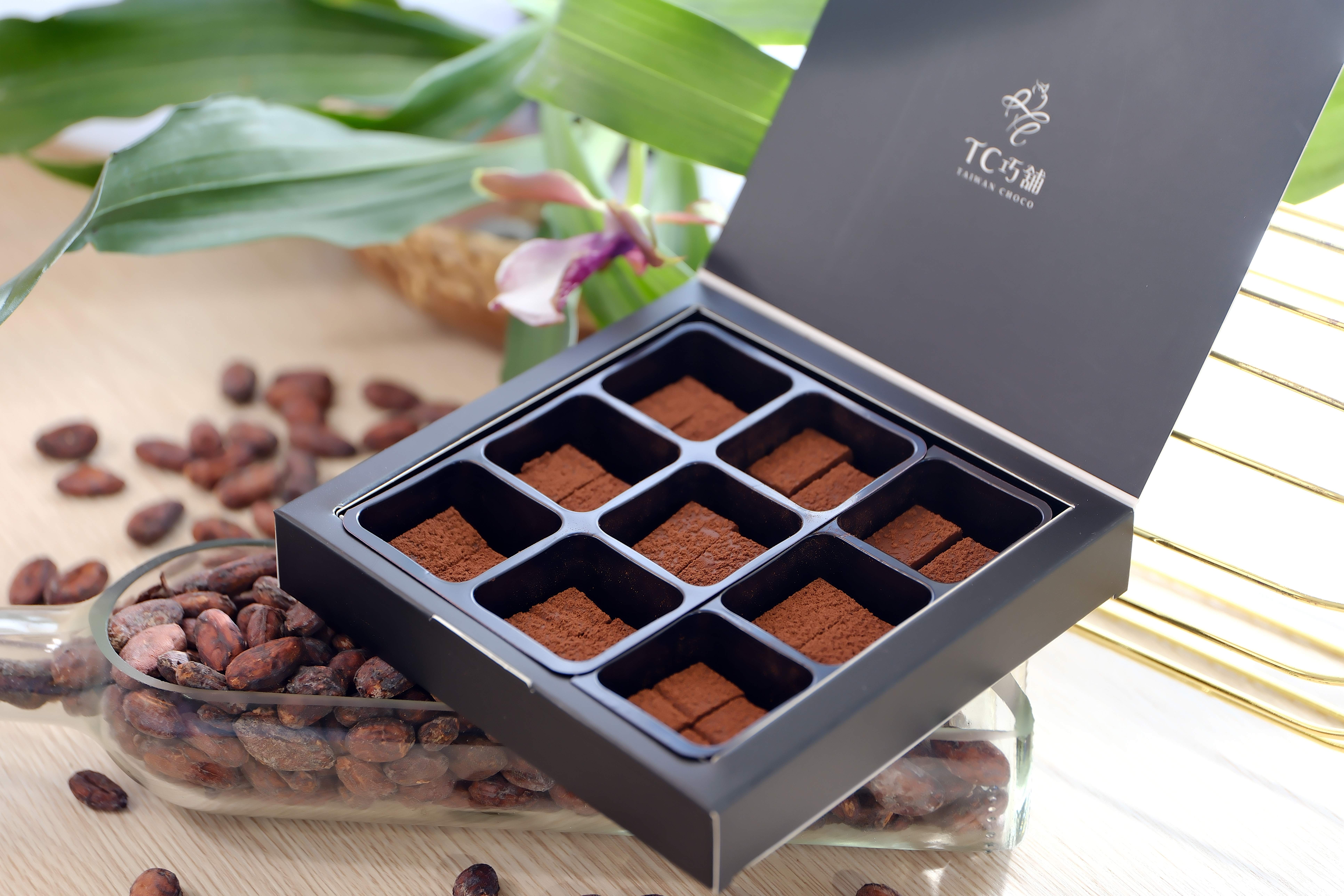 「TC巧舖生巧克力」，生巧克力為日本人發明，「生」意指「新鮮」，有「經典巧克力」跟「抹茶」兩種口味。