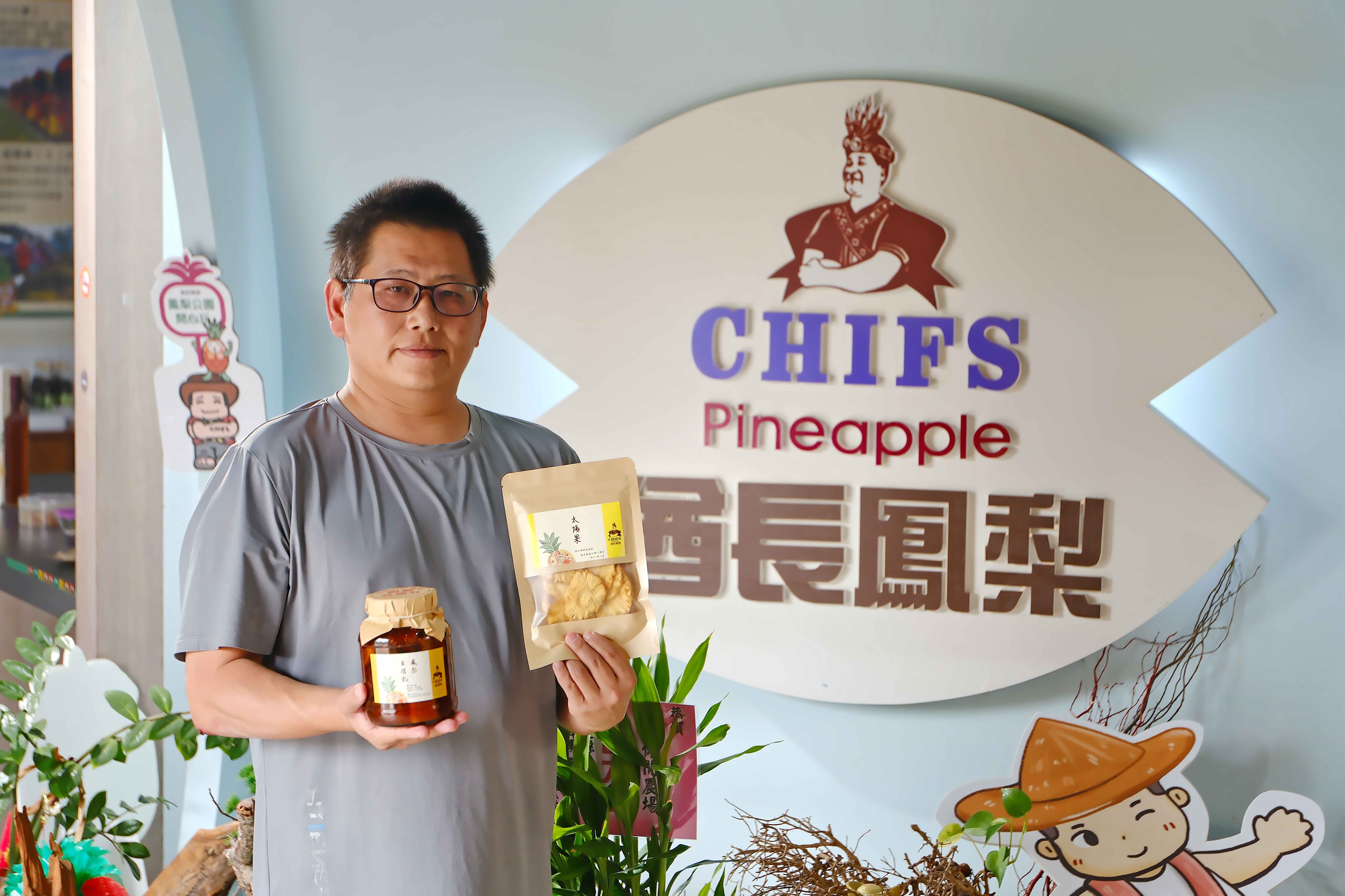 伴手禮首選：「太陽果鳳梨乾」與「鳳梨豆腐乳」。