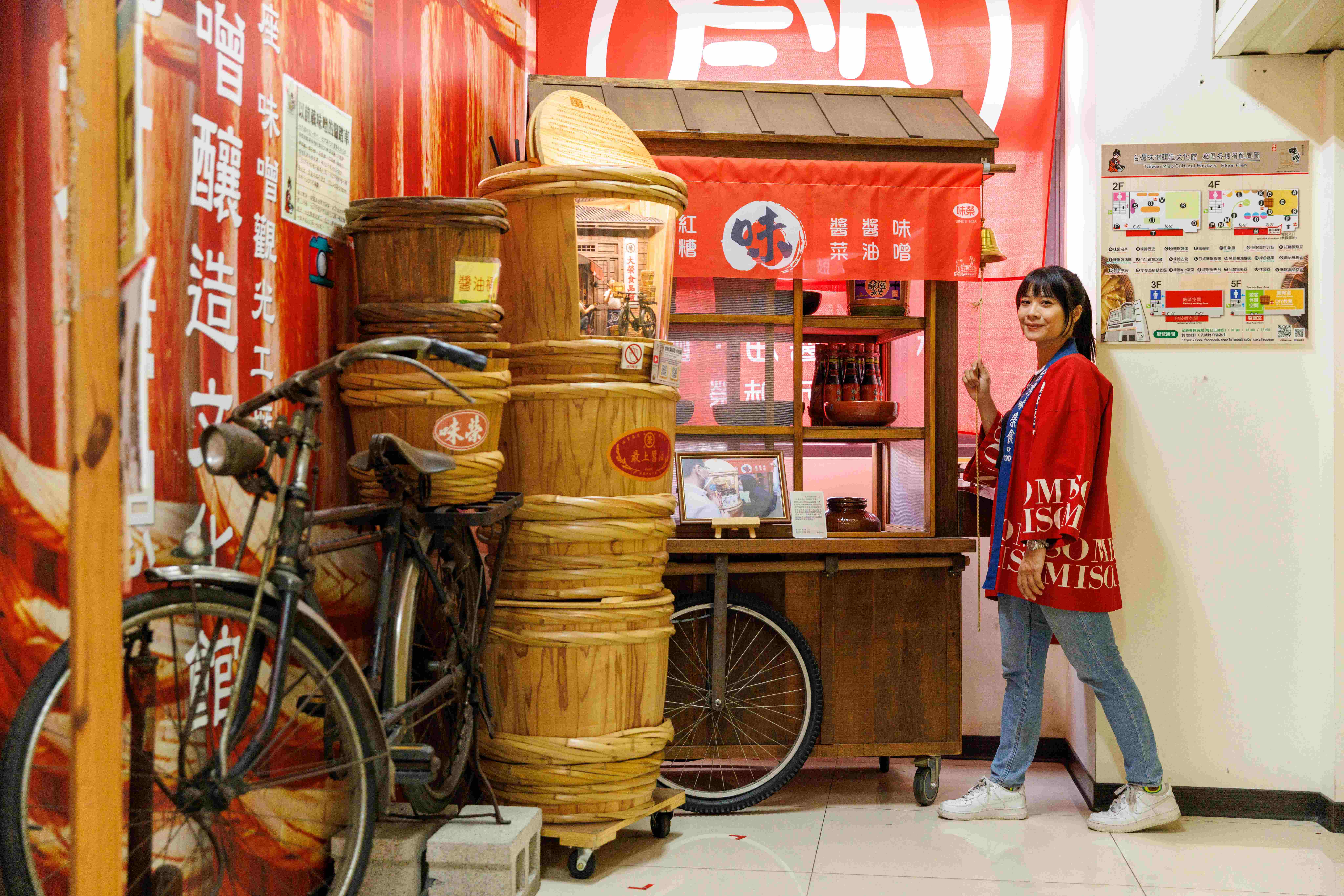 文化館重現早期味噌店面的街景，包括木桶、腳踏車與老店裝飾。