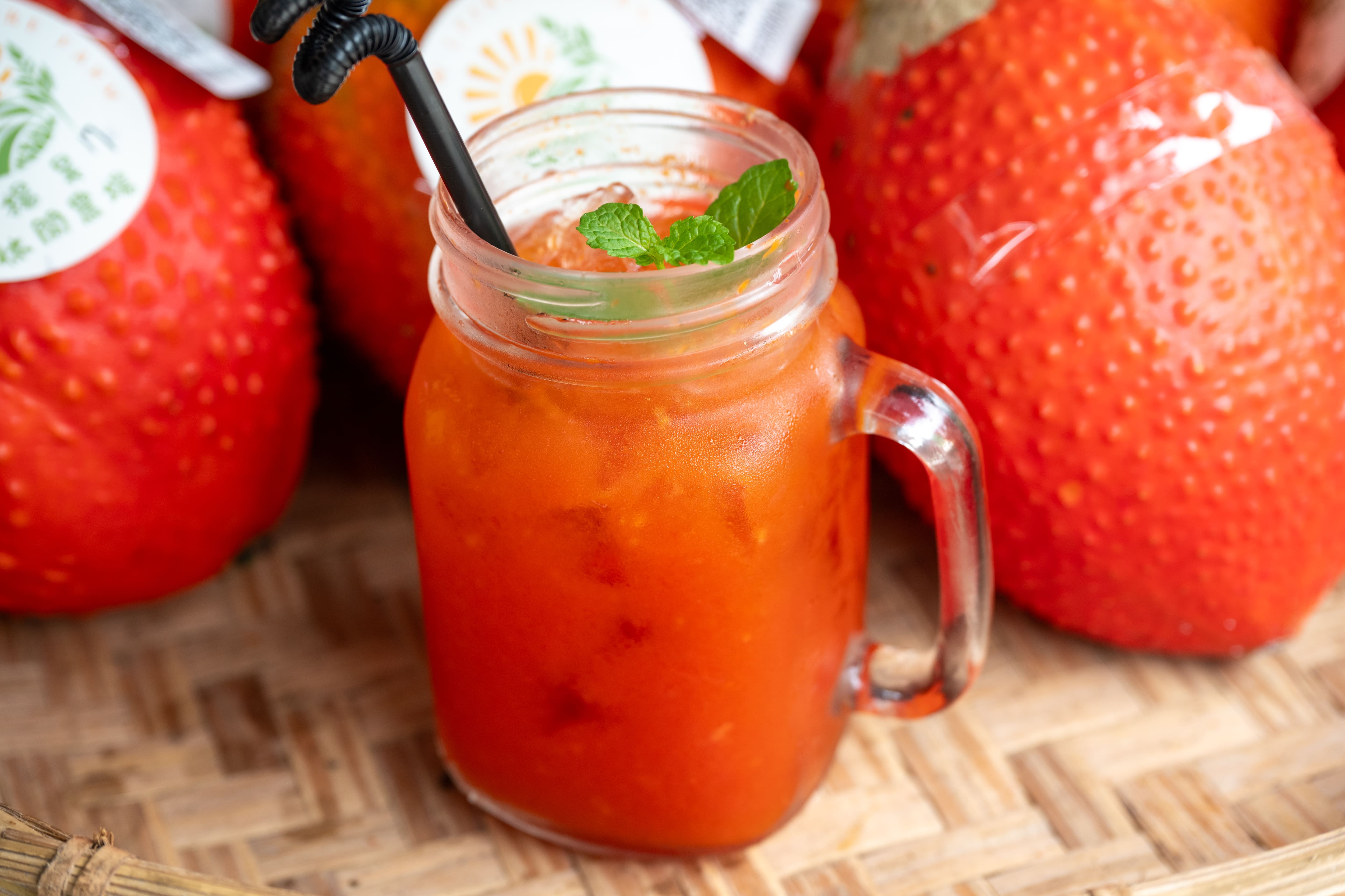 木虌果假種皮加入蜂蜜、薄荷，冰塊等，馬上變成一杯爽口美味的木虌果汁！