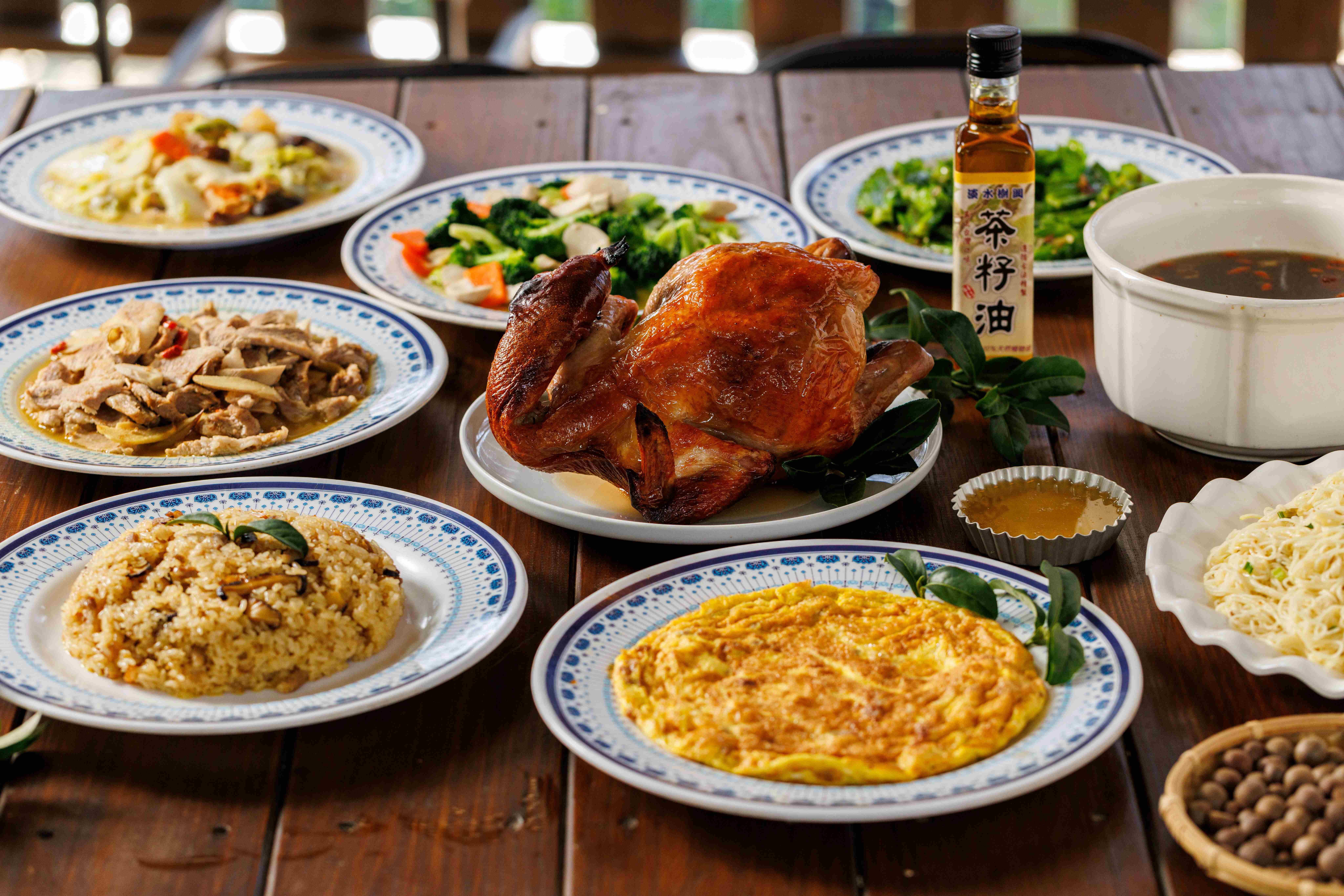 樹林口農場以自家茶籽油入菜，從甕仔雞、茶油麵線、茶油煎蛋到炒時蔬，滿滿一桌茶油料理展現山裡食材最樸實的香氣。