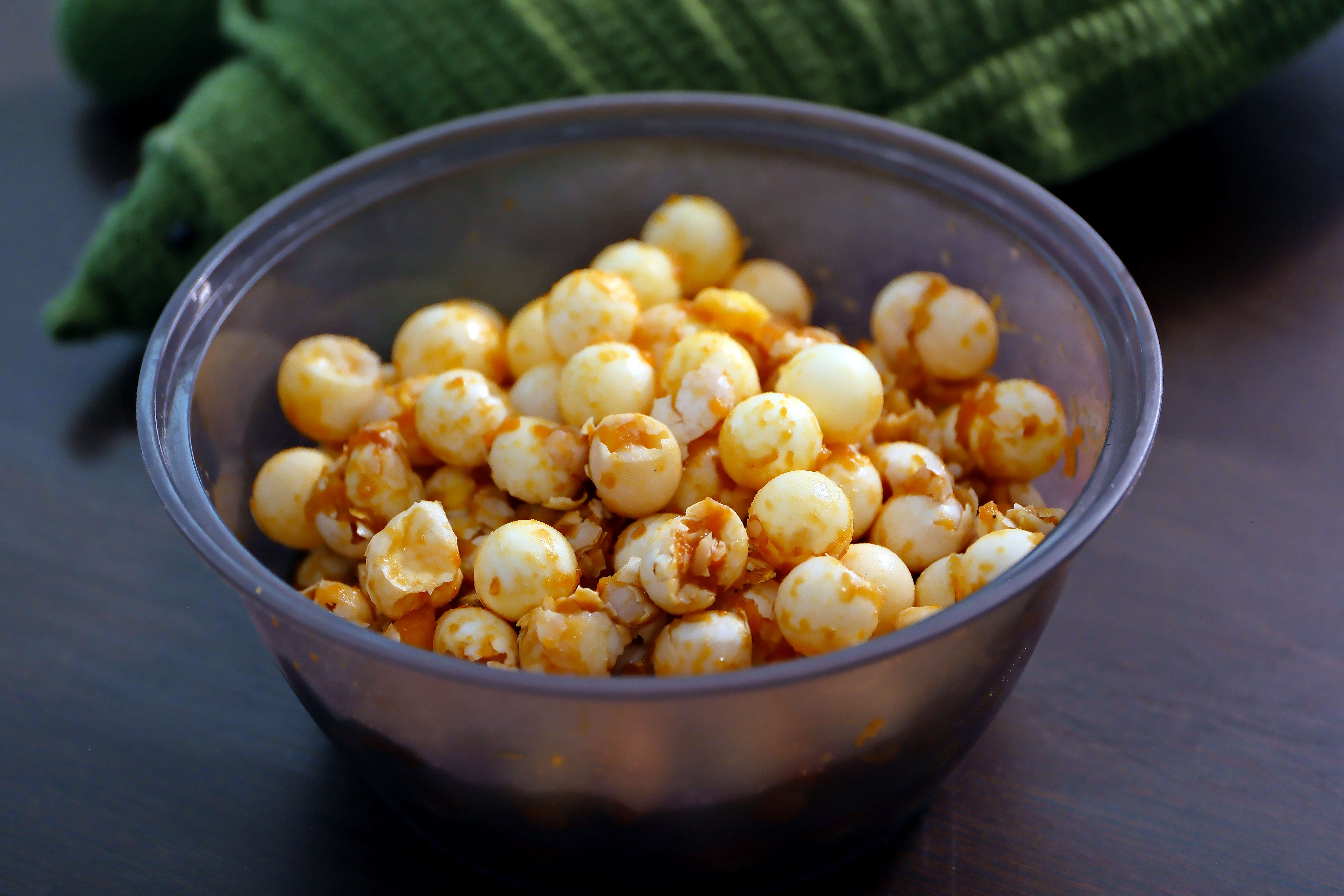 現場還幫遊客準備現吃的鱉蛋，混著蛋殼一起吃，有沙沙的口感。