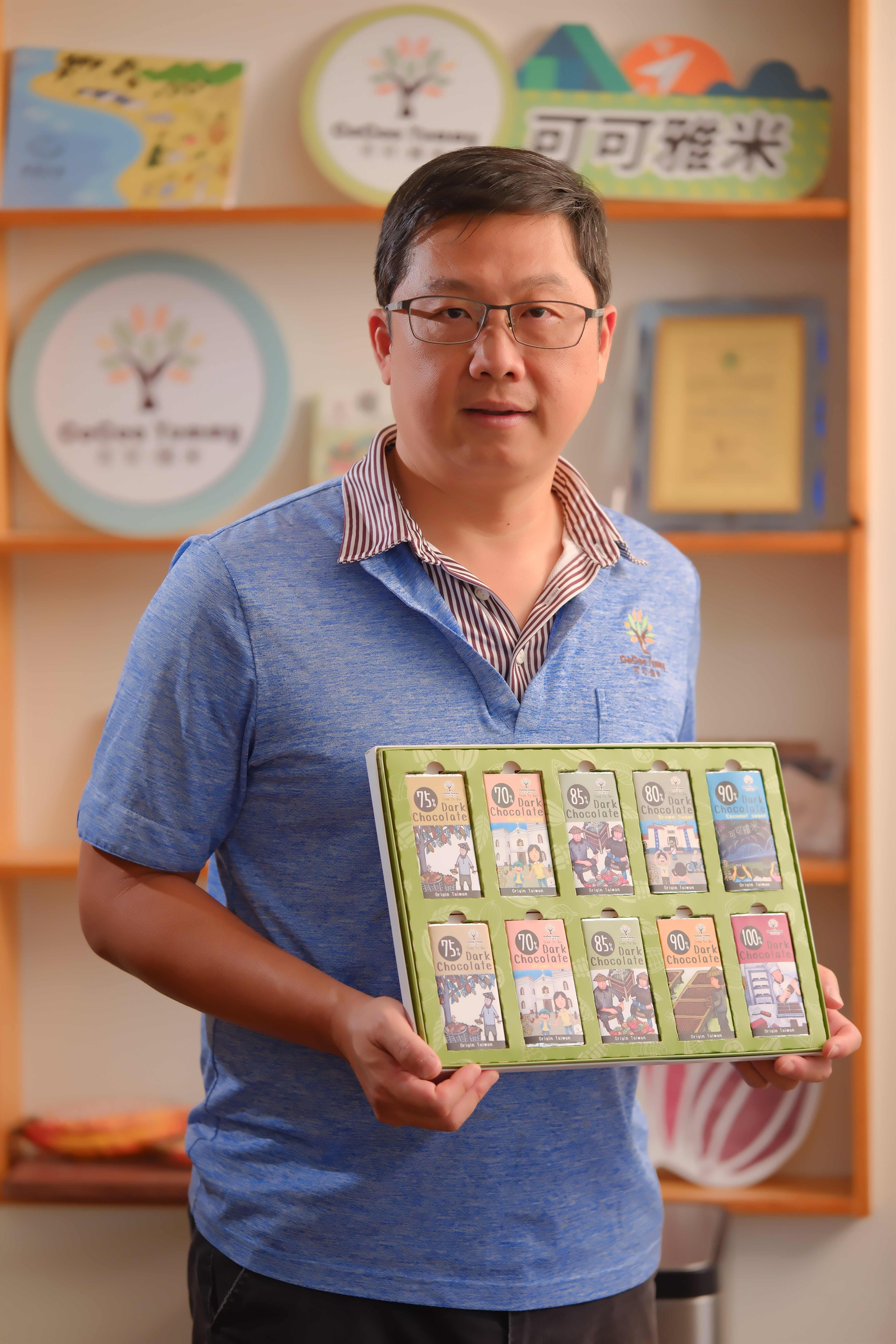 鍾孝勇說：「原味黑巧克力綜合禮盒」是最熱銷產品，各種風味都不會錯過！