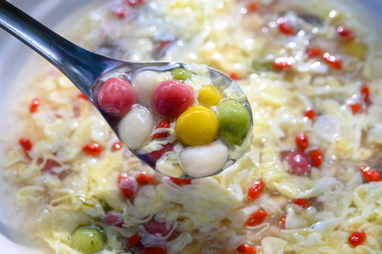 餐廳必點的「五行酒釀湯圓」，紅色是紅麴、綠色是當季綠色植物、黃色是梔子花、黑色是杜仲。