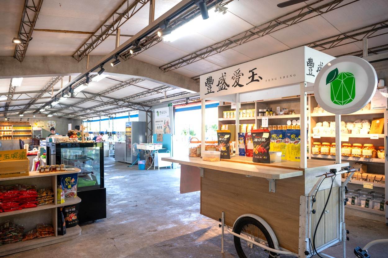 豐盛愛玉的內部賣場有多種產品可供選擇。