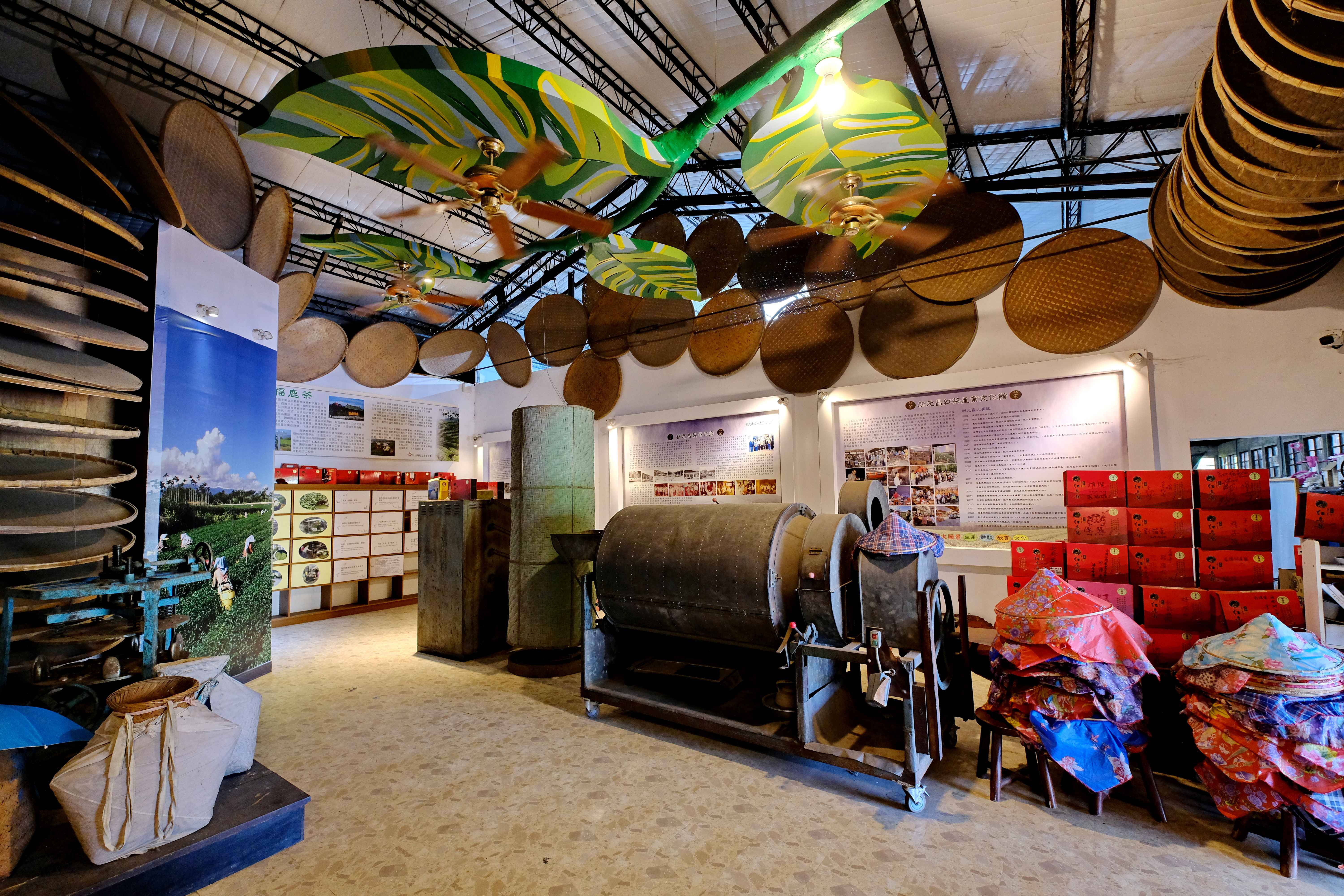 「新元昌紅茶產業文化館」導覽處，陳列許多舊式製茶文物。