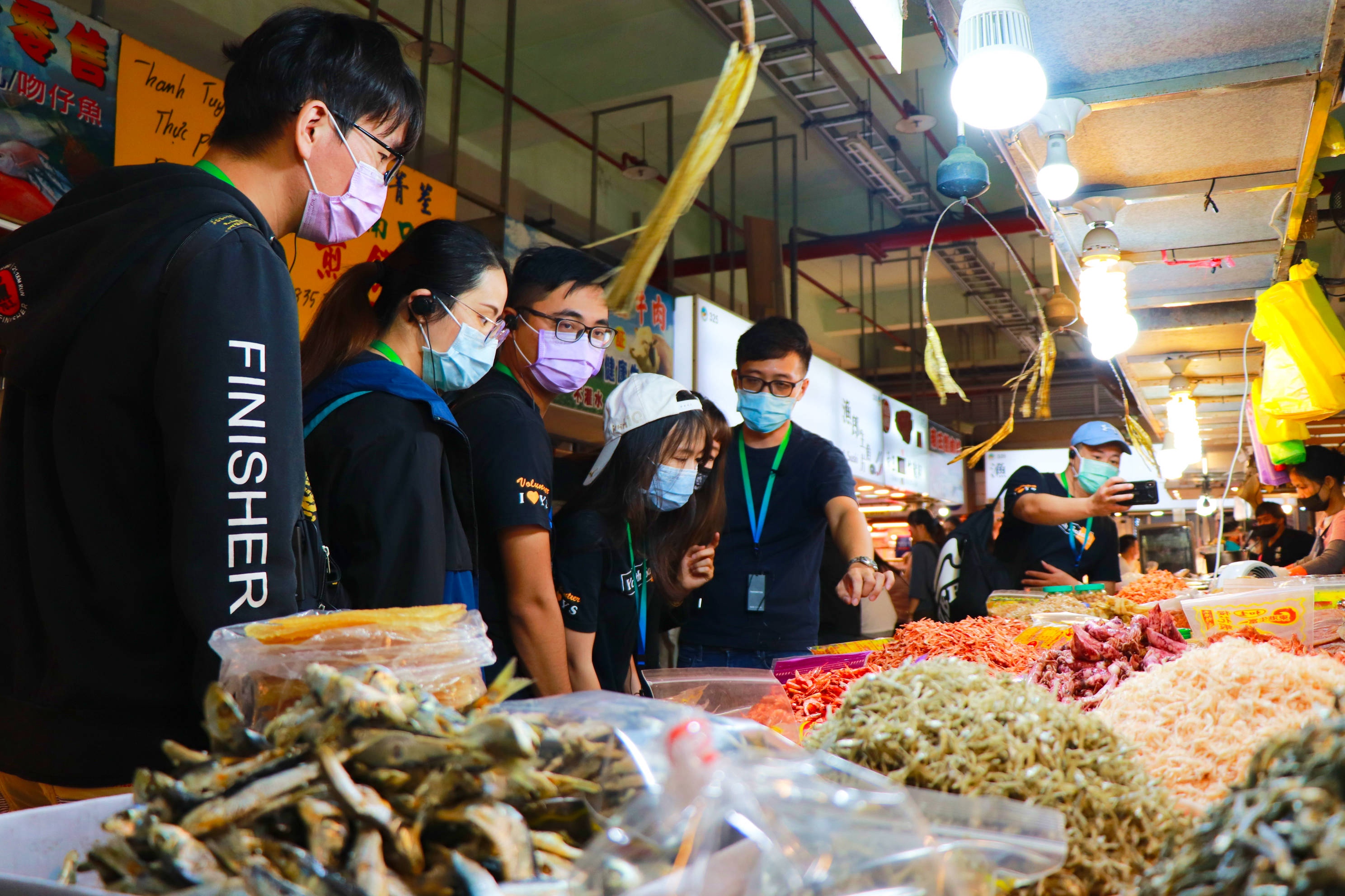 「飯湯走讀」遊程，帶著旅客逛東港最具特色的漁產集中地：「華僑市場」。