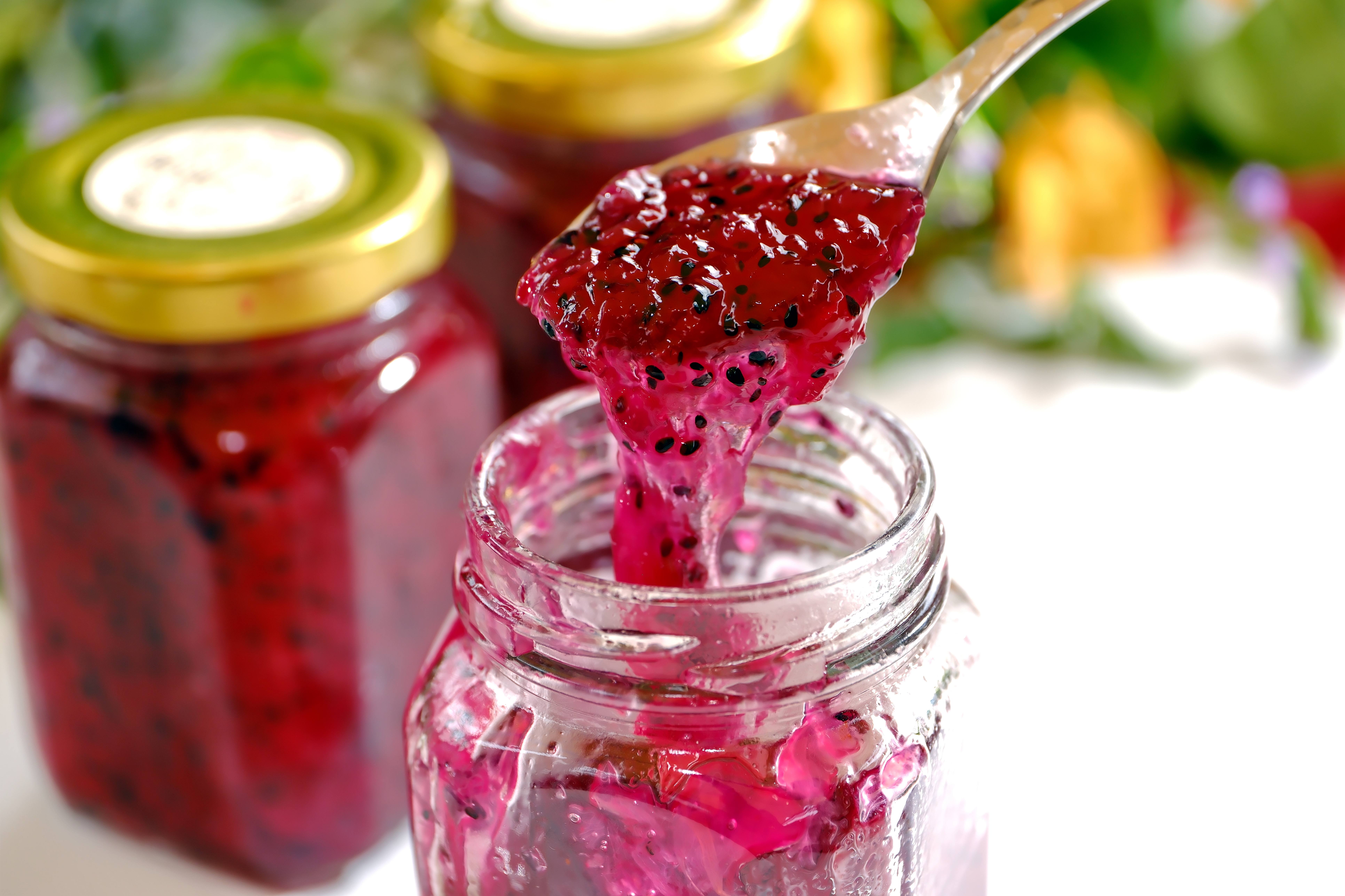 雙色火龍果果醬呈現自然的鮮透紅亮，製作過程中特別將果皮細碎加入，使果醬帶有細緻顆粒感，非常受遊客喜愛。