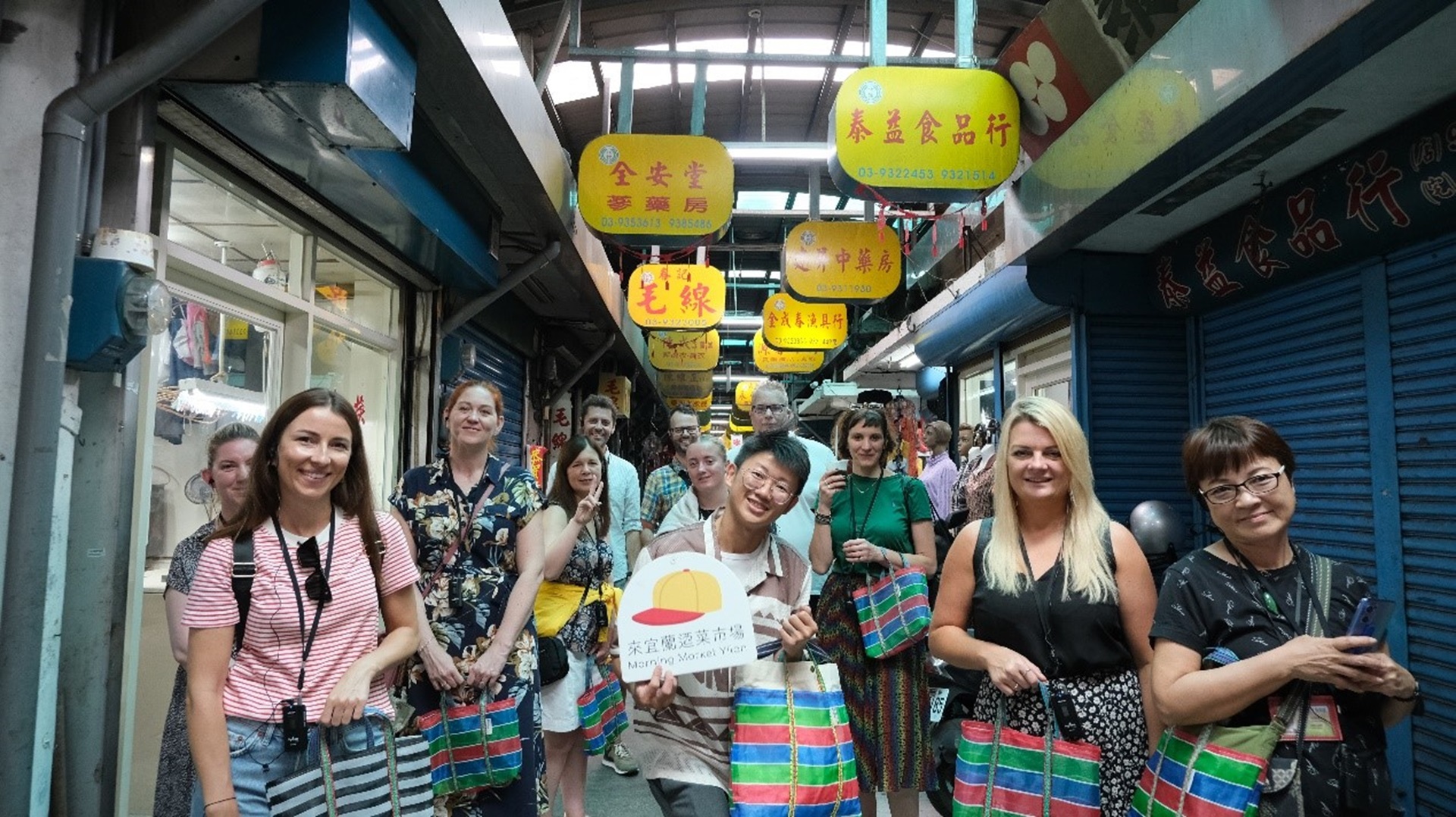 外交部等相關單位舉辦活動時，接待國際友人體驗地道的市場文化。