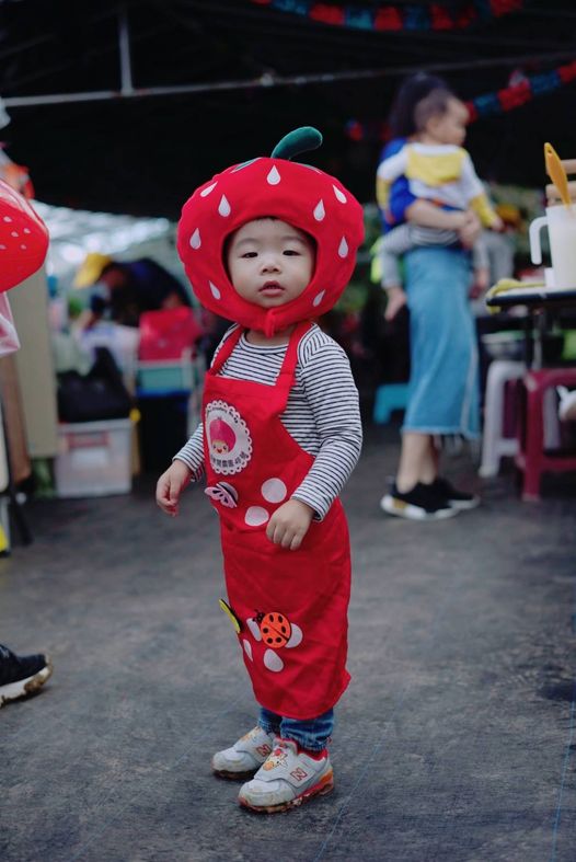 穿上圍裙戴上帽子,小朋友化身草莓達人。