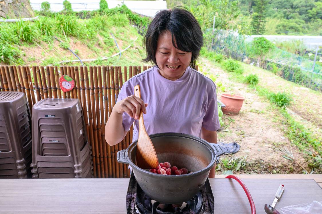 農場女主人韓春艷示範熬製草苺醬。