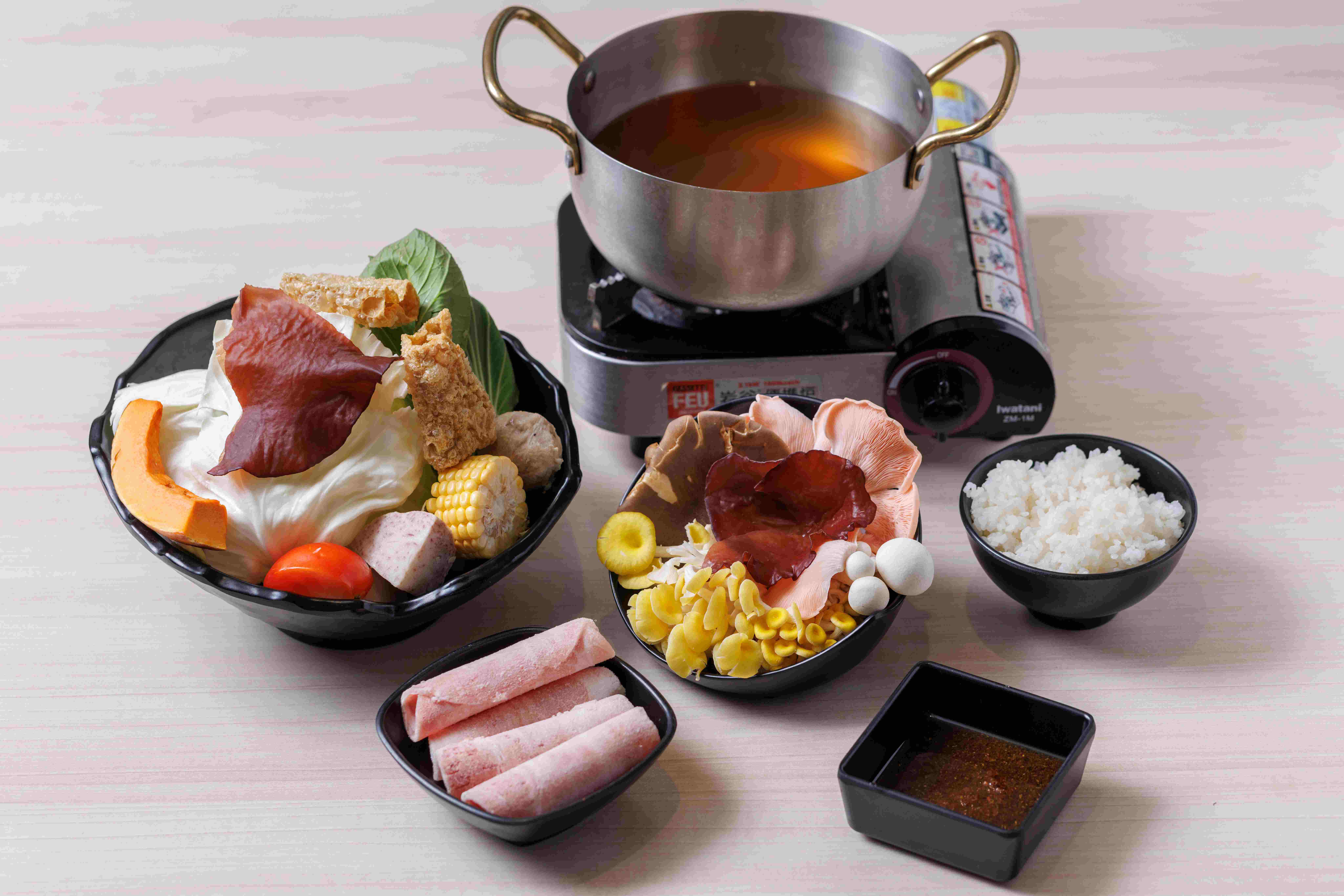 假日限定的菇菇養生鍋湯頭清爽鮮甜，搭配現採鮮菇一起烹煮，新鮮又美味。