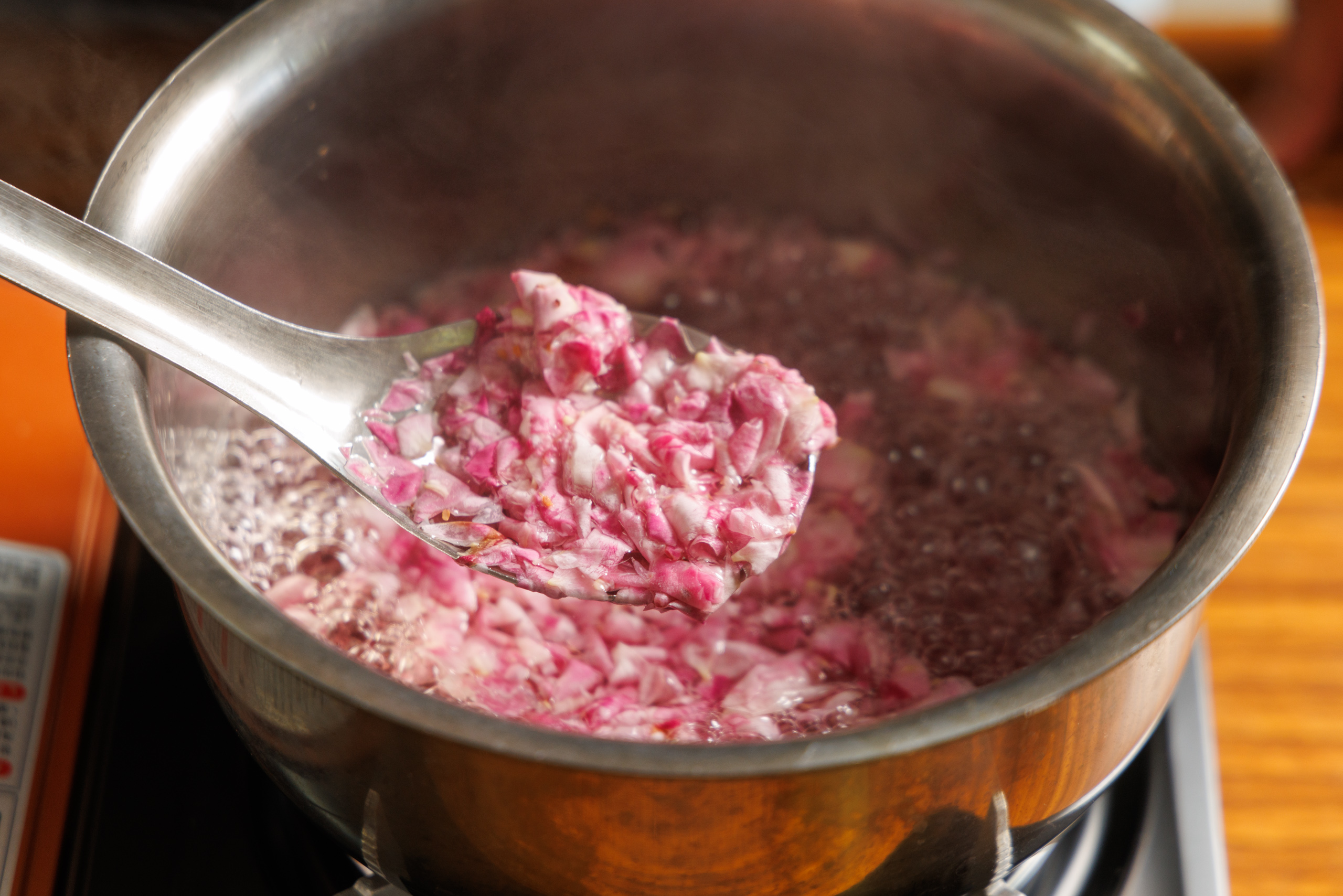 從熬煮玫瑰花瓣開始，製作純露，體驗手作樂趣。