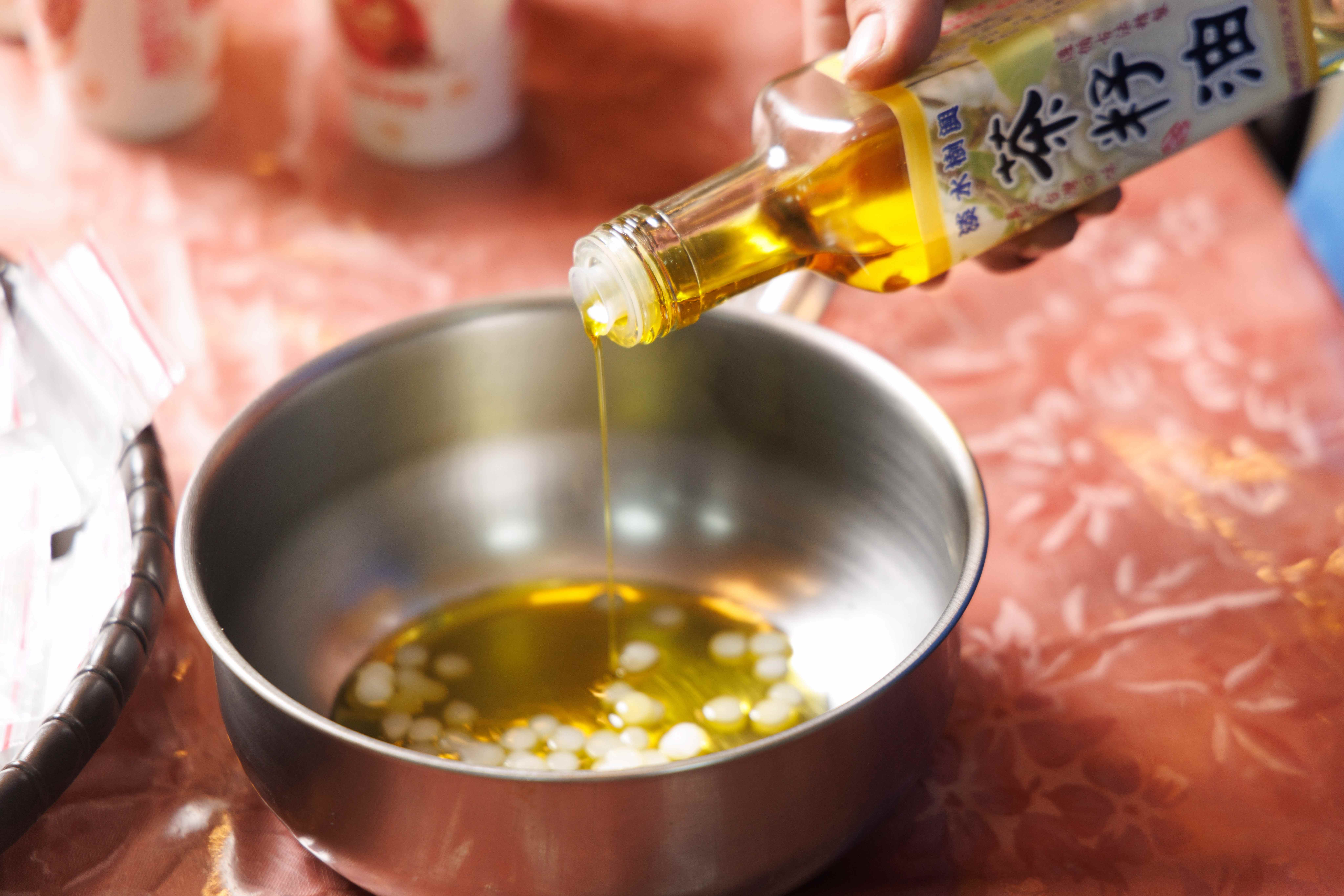 用天然茶籽油手作的護唇膏，成分單純又滋潤，是農場體驗最受歡迎的 DIY。