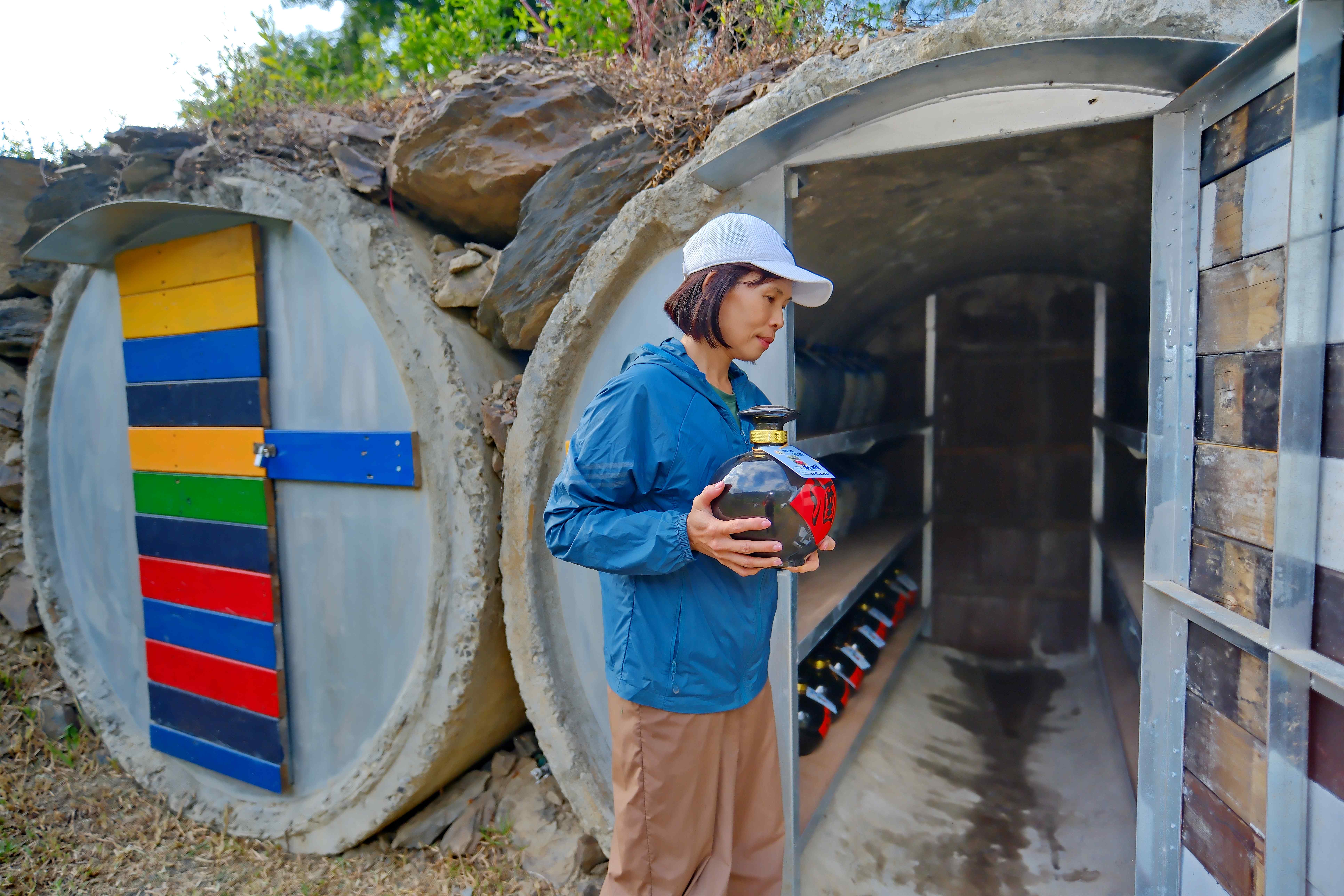 釀一醰自製的梅酒，寄存在酒窖中，來年賞梅時可以暢飲。
