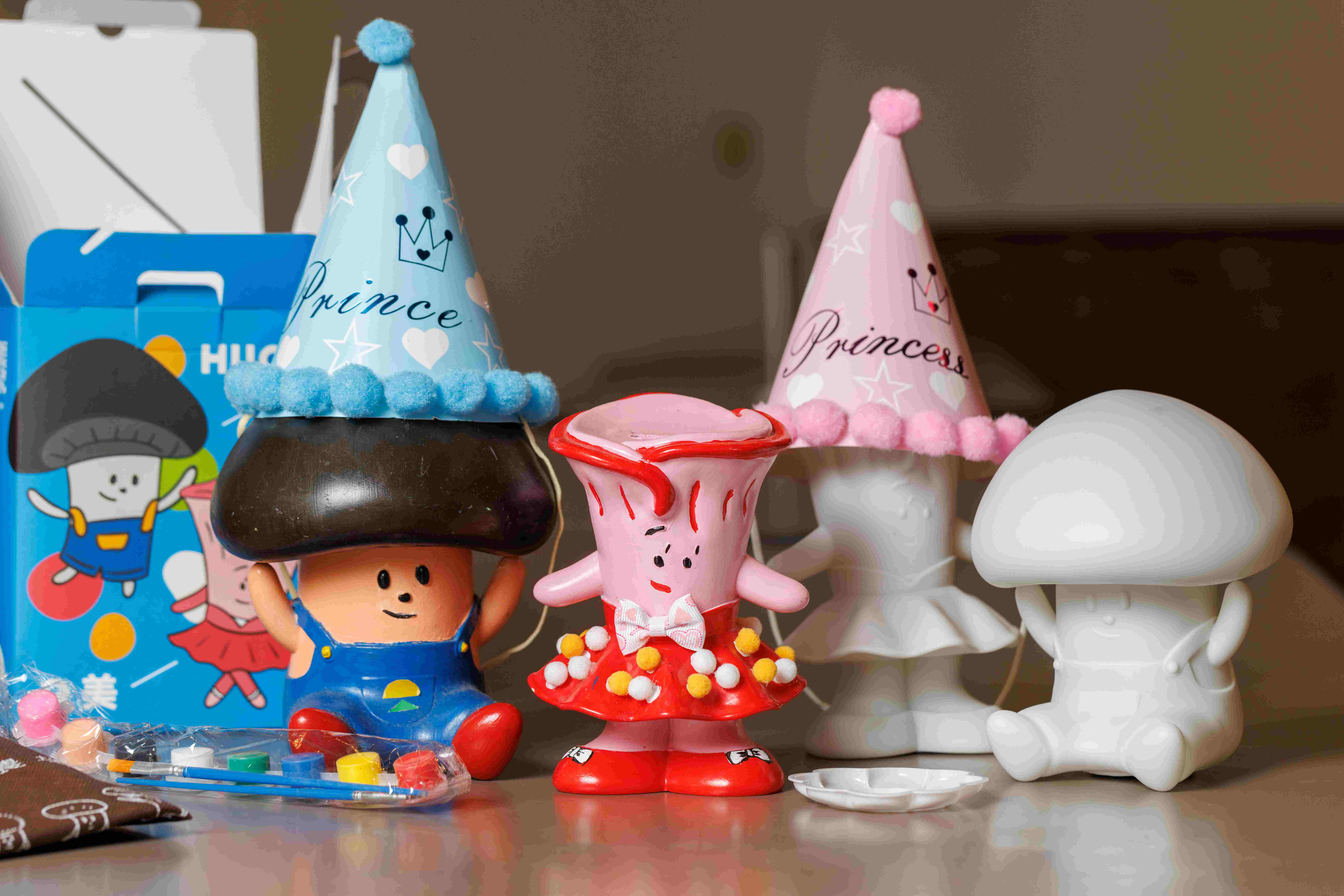 超人氣的「彩繪菇菇撲滿」登場！小朋友可以挑選喜歡的菇菇造型，再自己動手上色