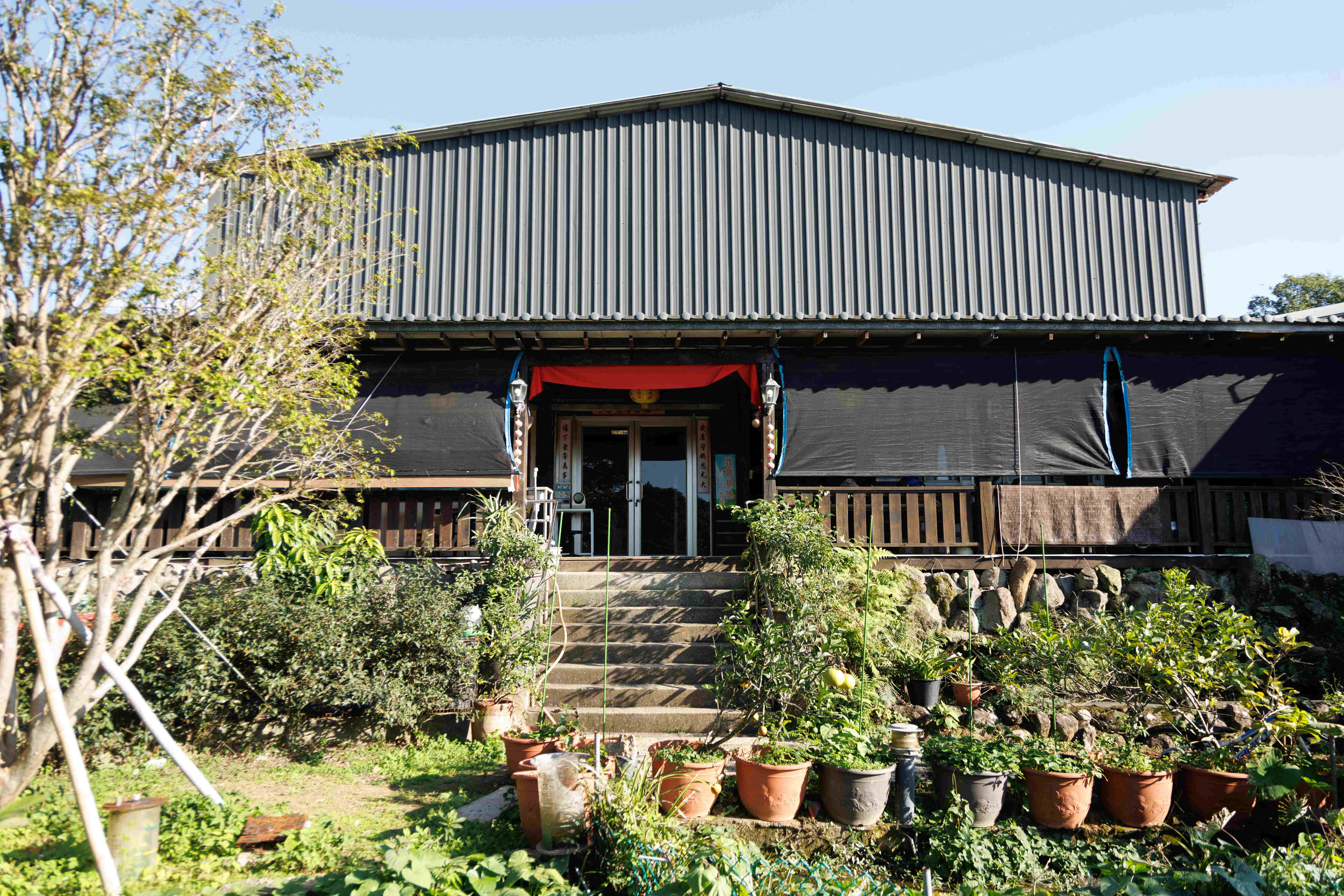 樹林口農場的主要建築，外觀樸實，裡頭則是一家人守著的茶籽油工坊與手作廚房。