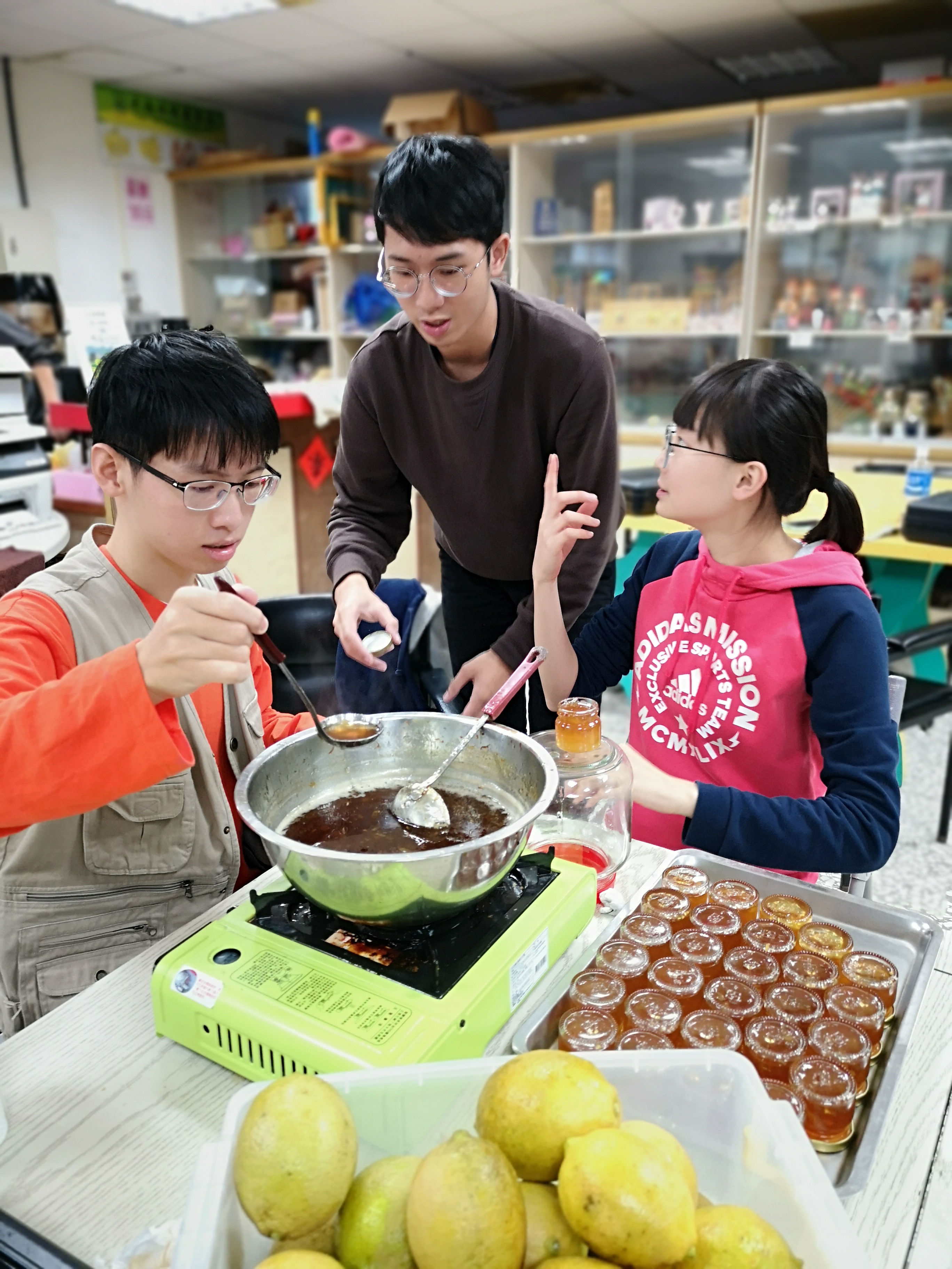 宜大學生親手DIY果醬做成活動禮。
