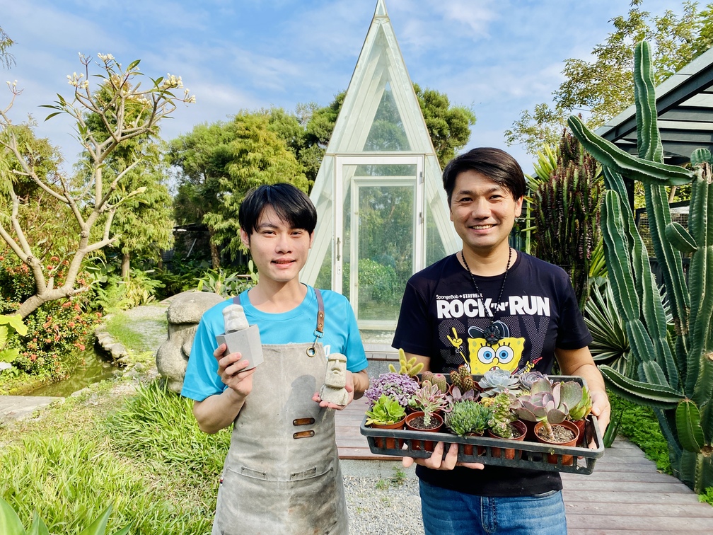 在水草餐廳掛上水草吊燈，非常雅緻，讓人覺得好舒服。