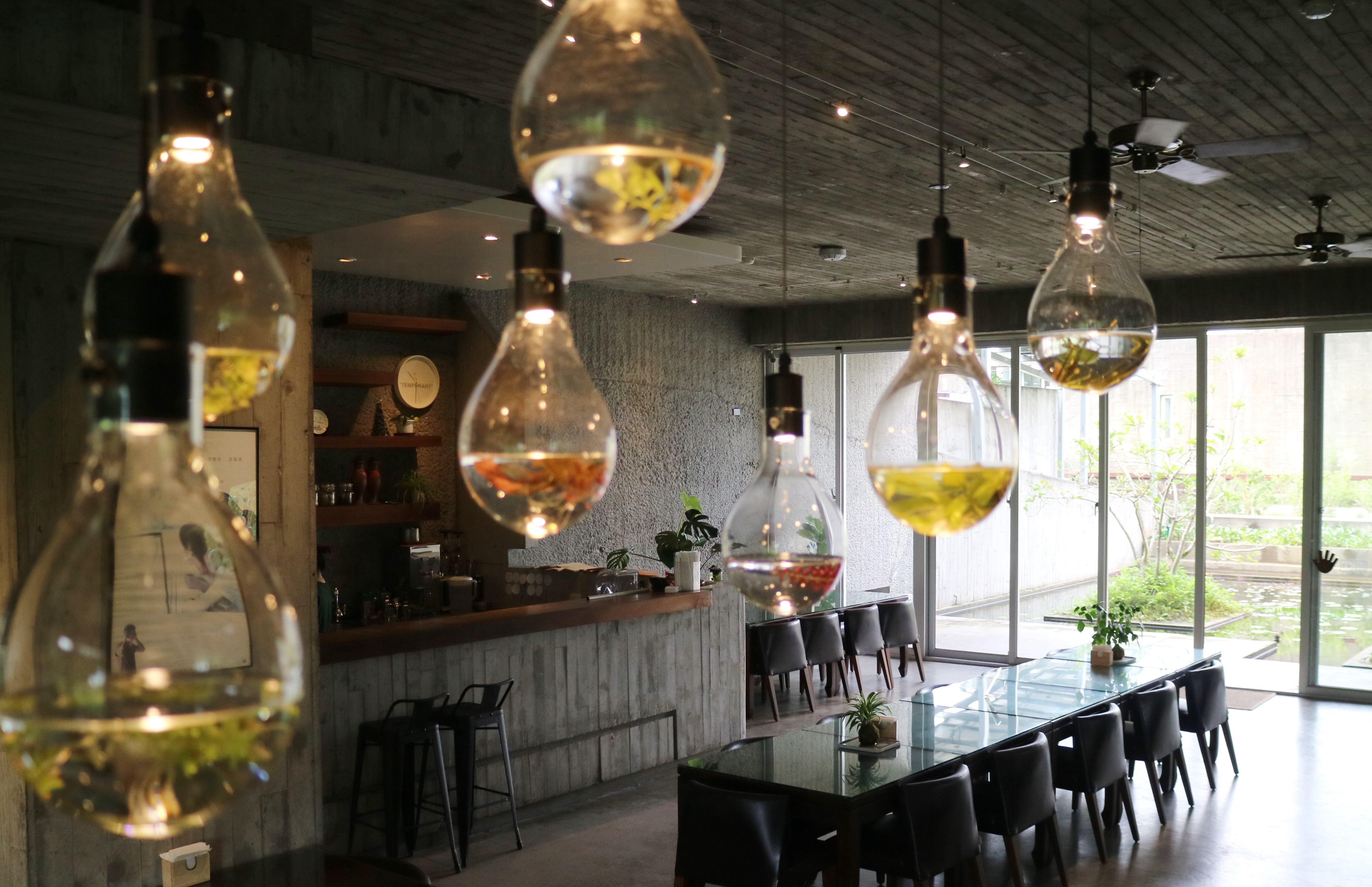 在水草餐廳掛上水草吊燈，非常雅緻，讓人覺得好舒服