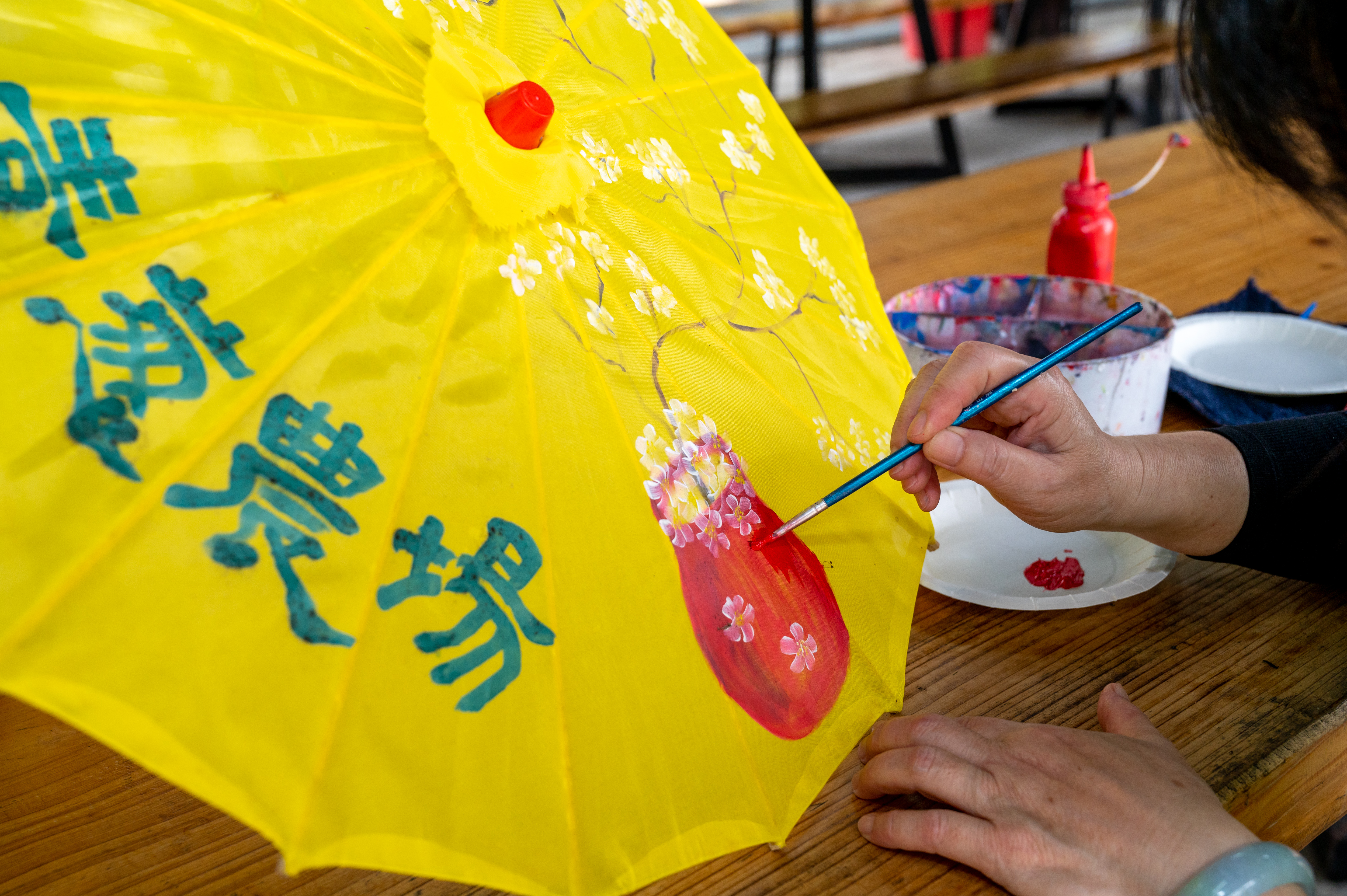 DIY彩繪油紙傘也是熱門活動。