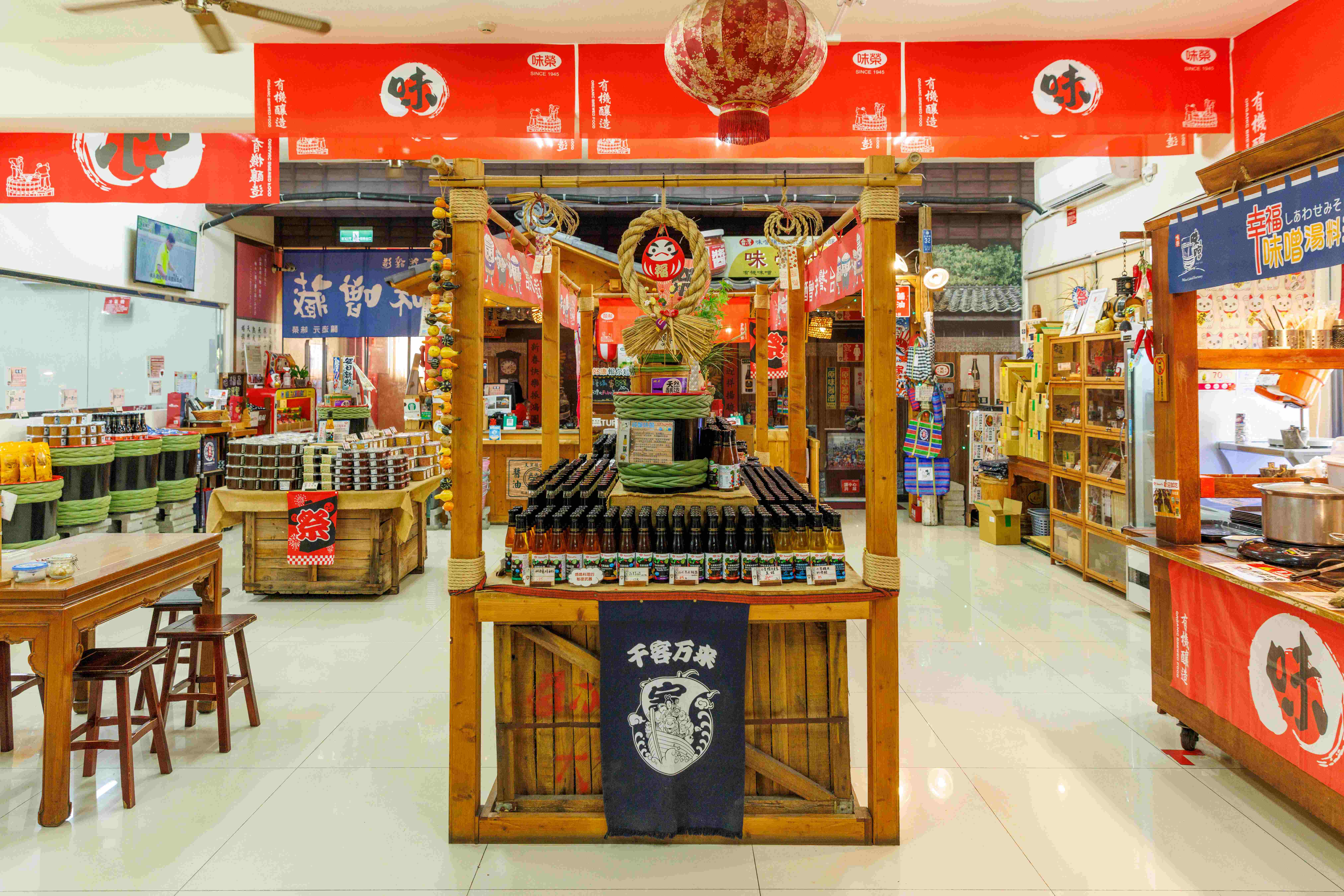 園區有販售各種醬油、味增製品，選擇豐富多元。