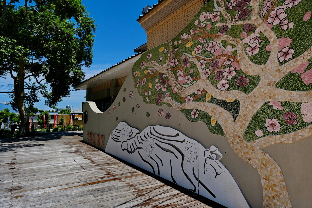主建築側面的「台東紅烏龍」形象牆,是遊客喜愛的打卡點。