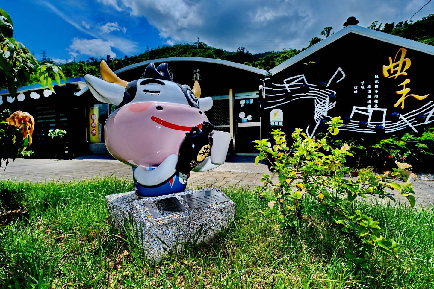 酒莊入口的吉祥物裝飾，顯然是隻好飲酒的牛。