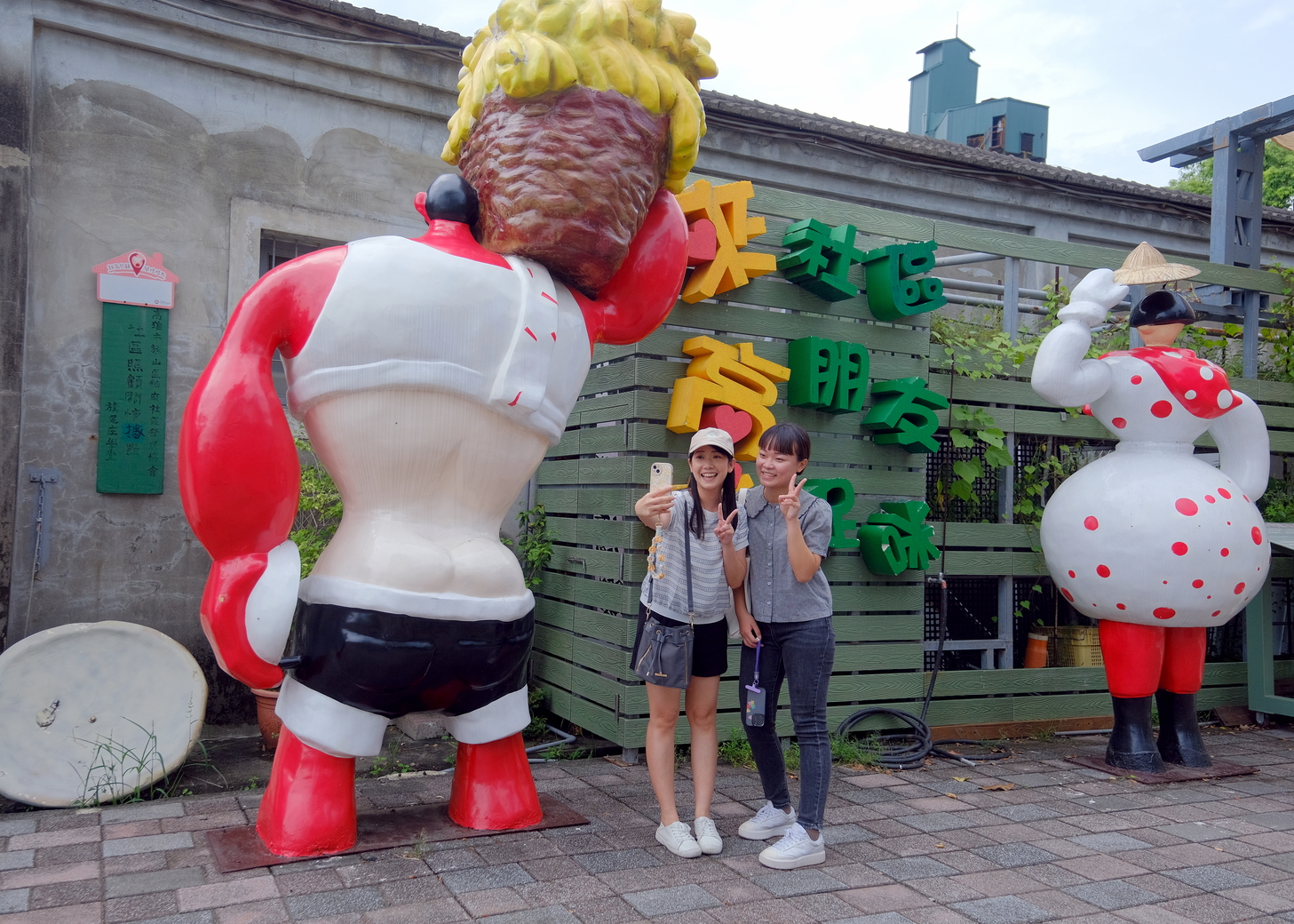 「大旗美直賣所」外觀，是旗山區糖廠社區發展協會的直營門市，成立於2019年。