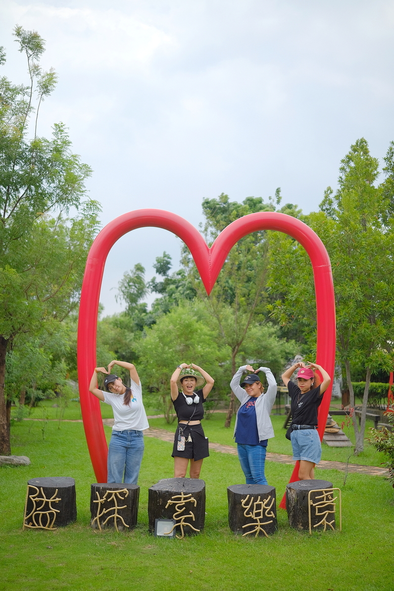 「隘探索樂園」入口,首先映入眼簾的是紅色心型打卡地標,先來張合拍再體驗。