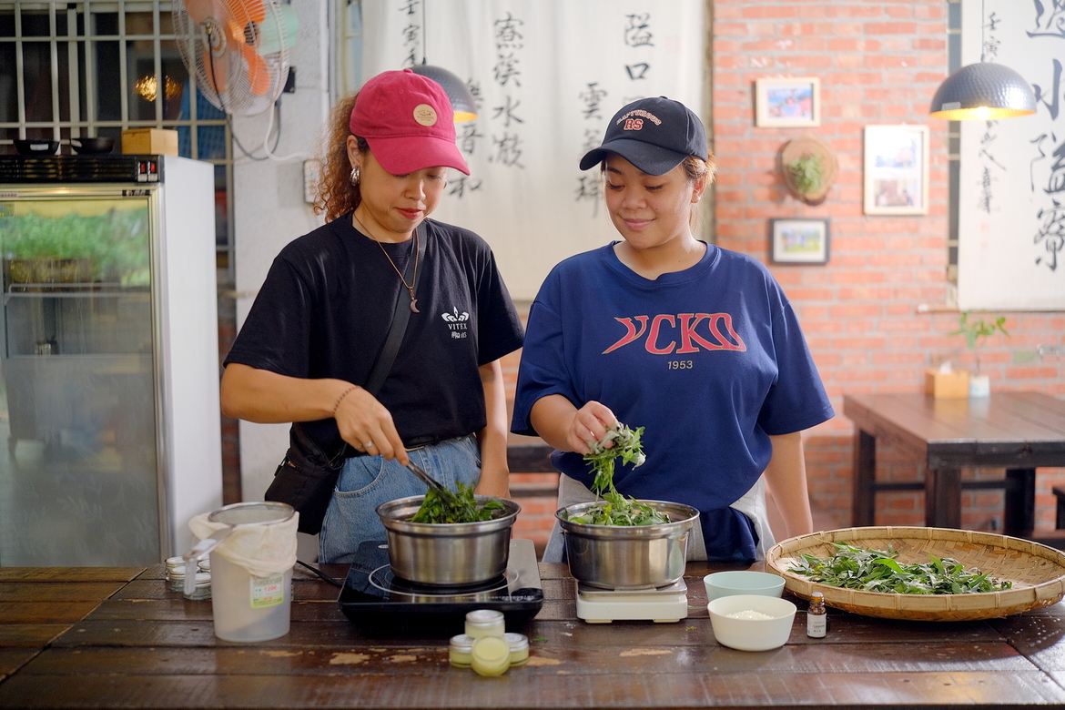 DIY黃荊手作舒緩膏 ，是社區幹部從長者口述經驗中的到靈感，轉化成可量產體驗的遊程。
