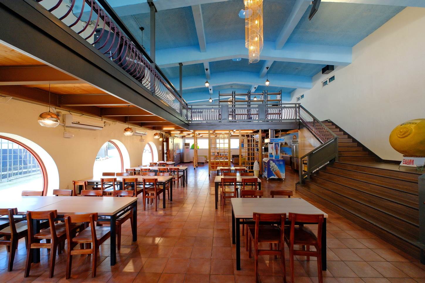 內部用餐環境，設計挑高、寬敞明亮，氛圍舒適宜人。