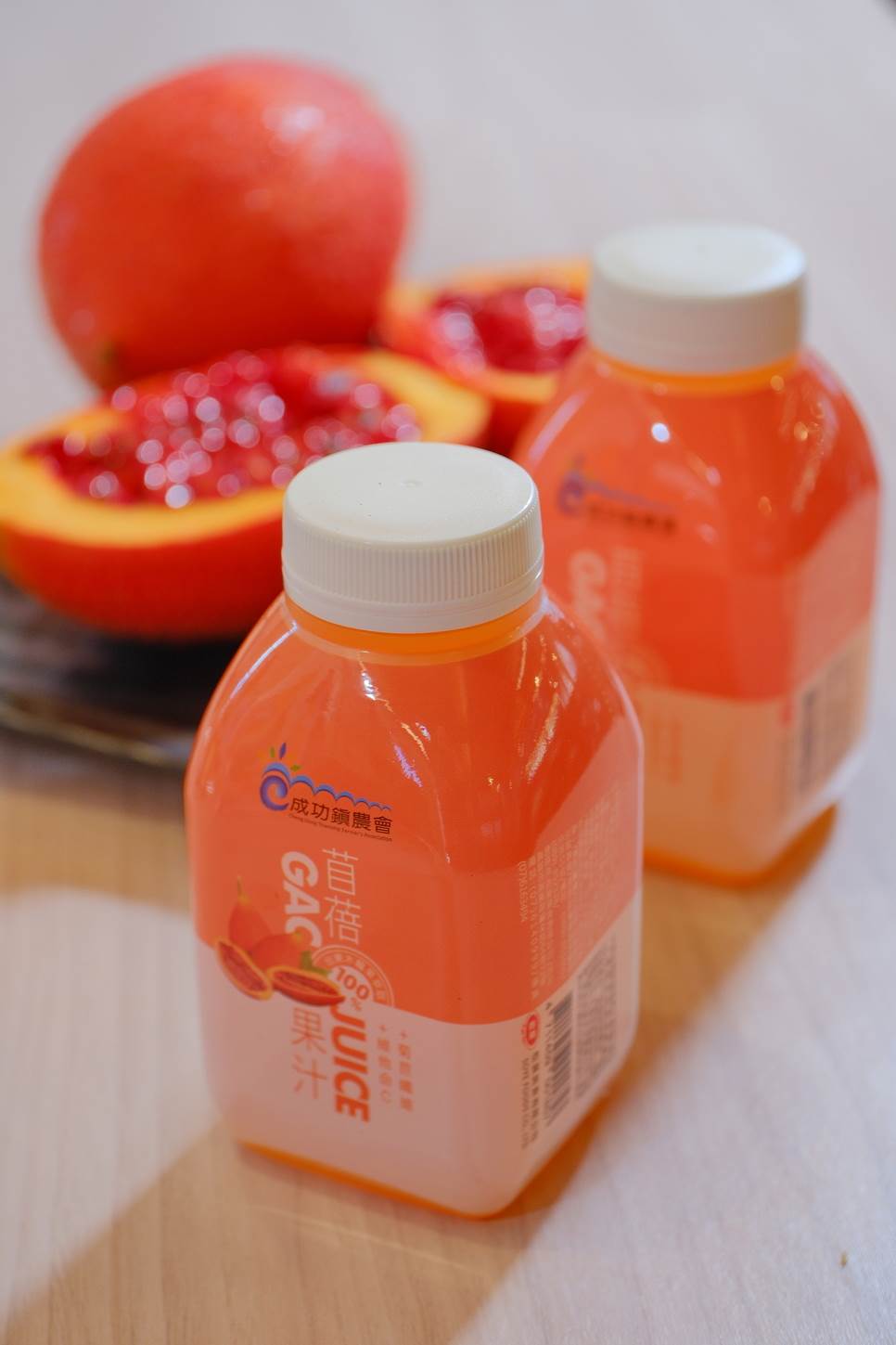 「苜蓓果汁」是以假種皮及水為主要成份，喝起來帶有紅蘿蔔香氣，冰過更好喝。