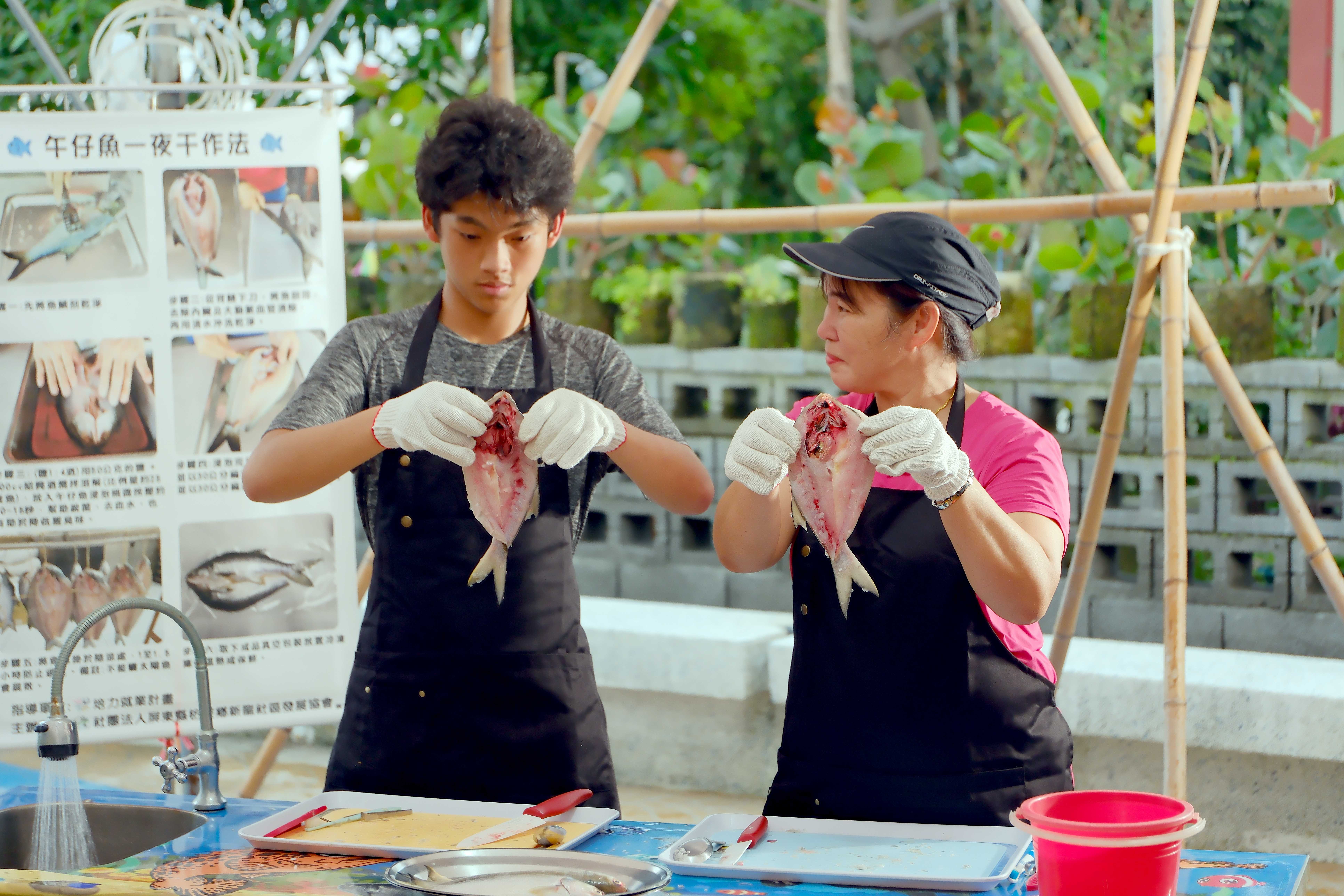 遊客從刮魚鱗、拔刺、清洗到串曬，全方位體驗午仔魚一夜干製作。