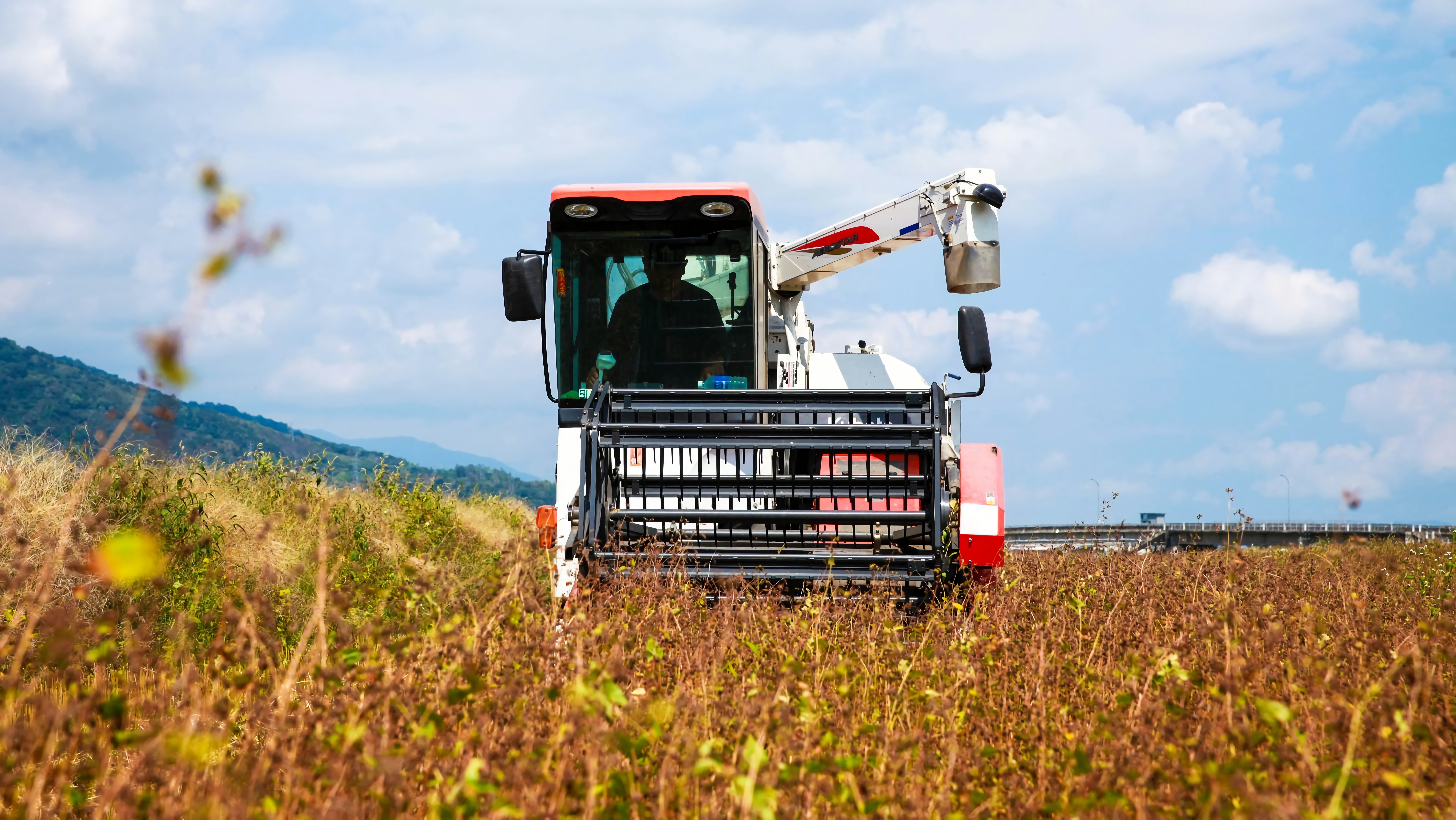 農業機械化增加效率便於管理。