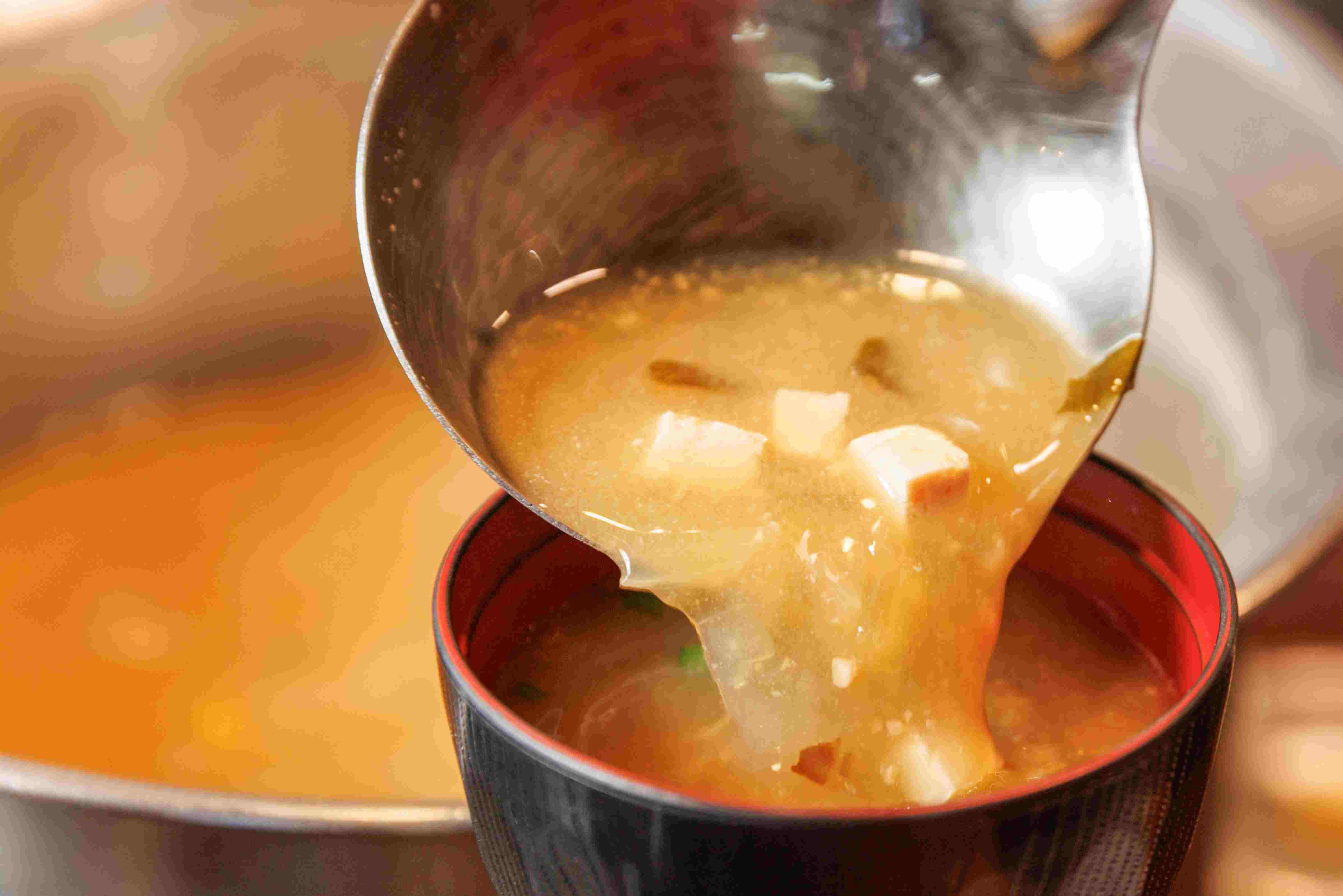 用台灣味增煮一碗熱湯，味道簡單、卻最靠近家的記憶。