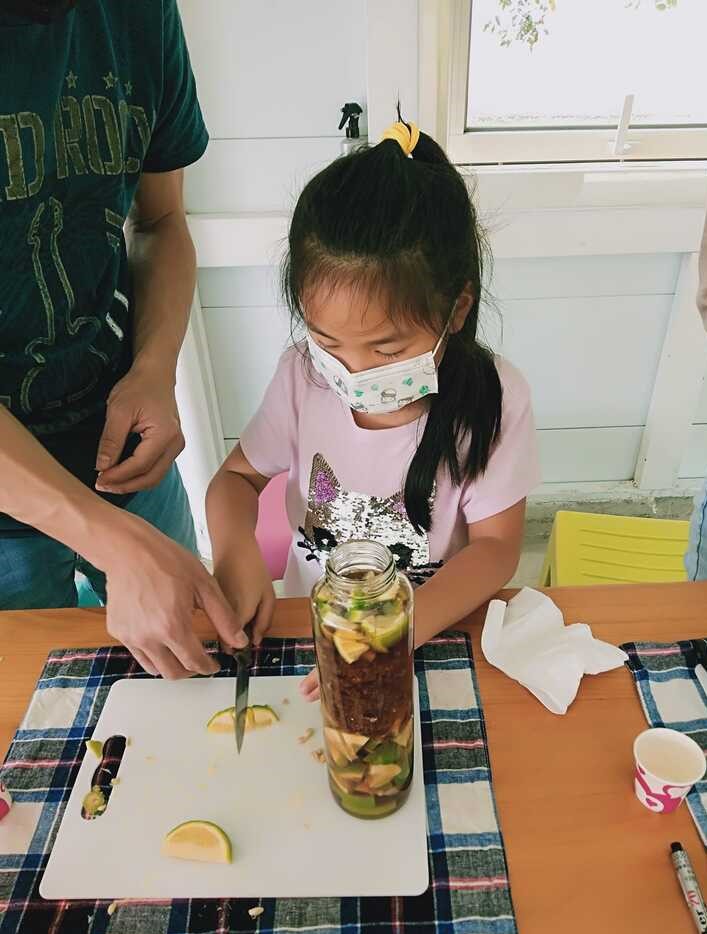 做檸檬醋體驗。