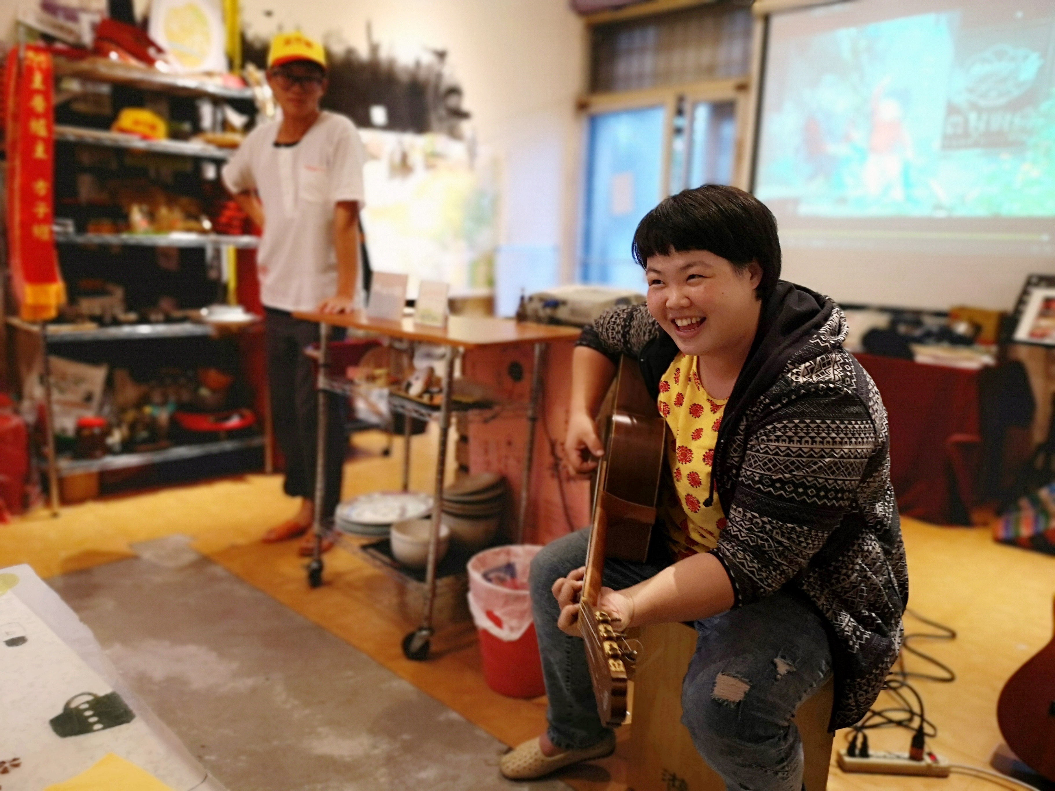 方子維、黃萱儀是遊客眼中的「神鵰俠侶」,一唱一和,畫面好美。