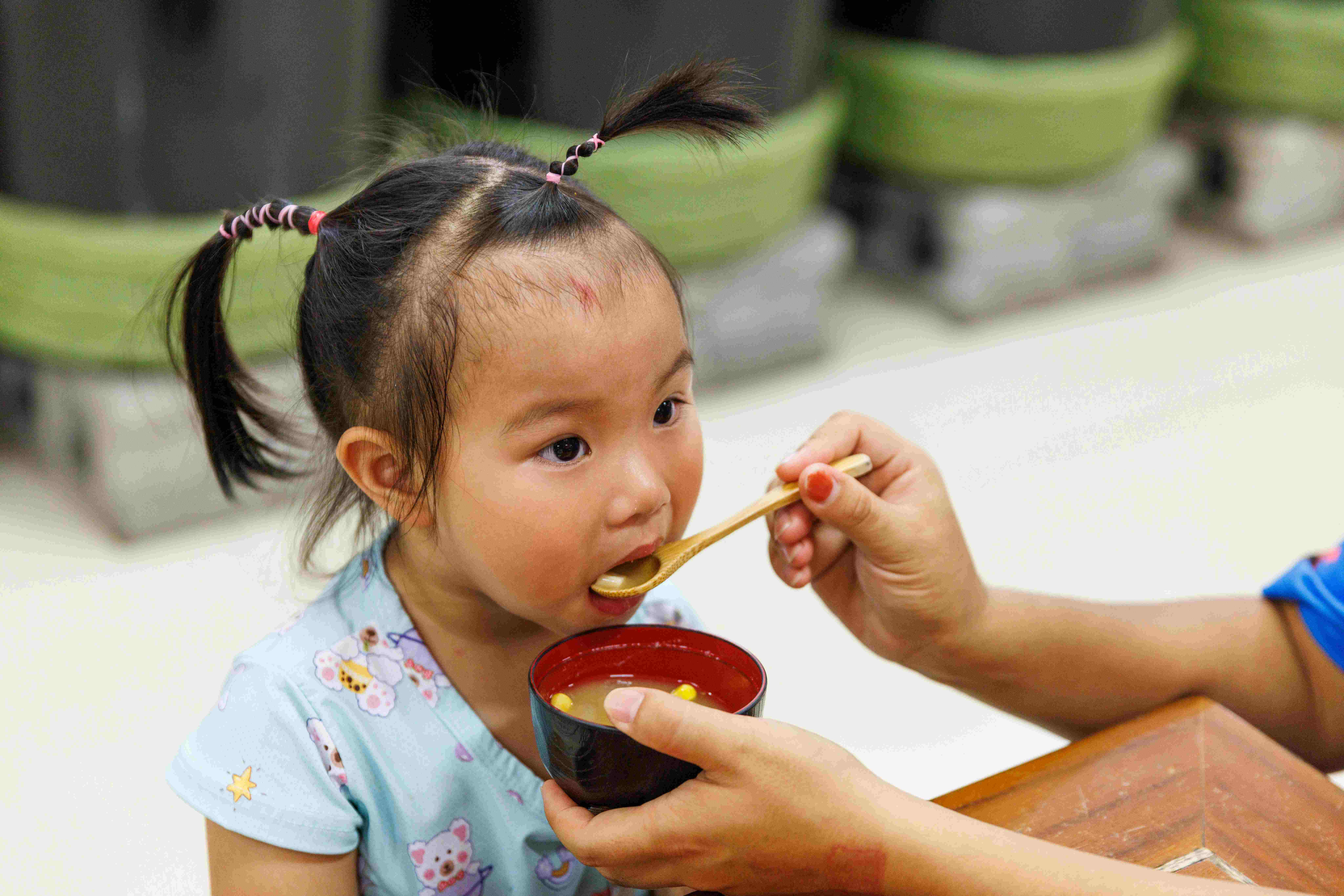 現場有免費的味增湯可以喝，從孩子的臉可看出非常滿足。