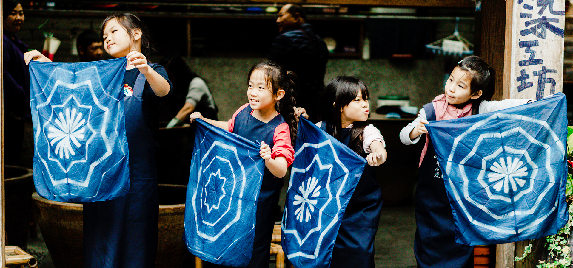 遊客來卓也小屋度假園區體驗傳統藍染工藝